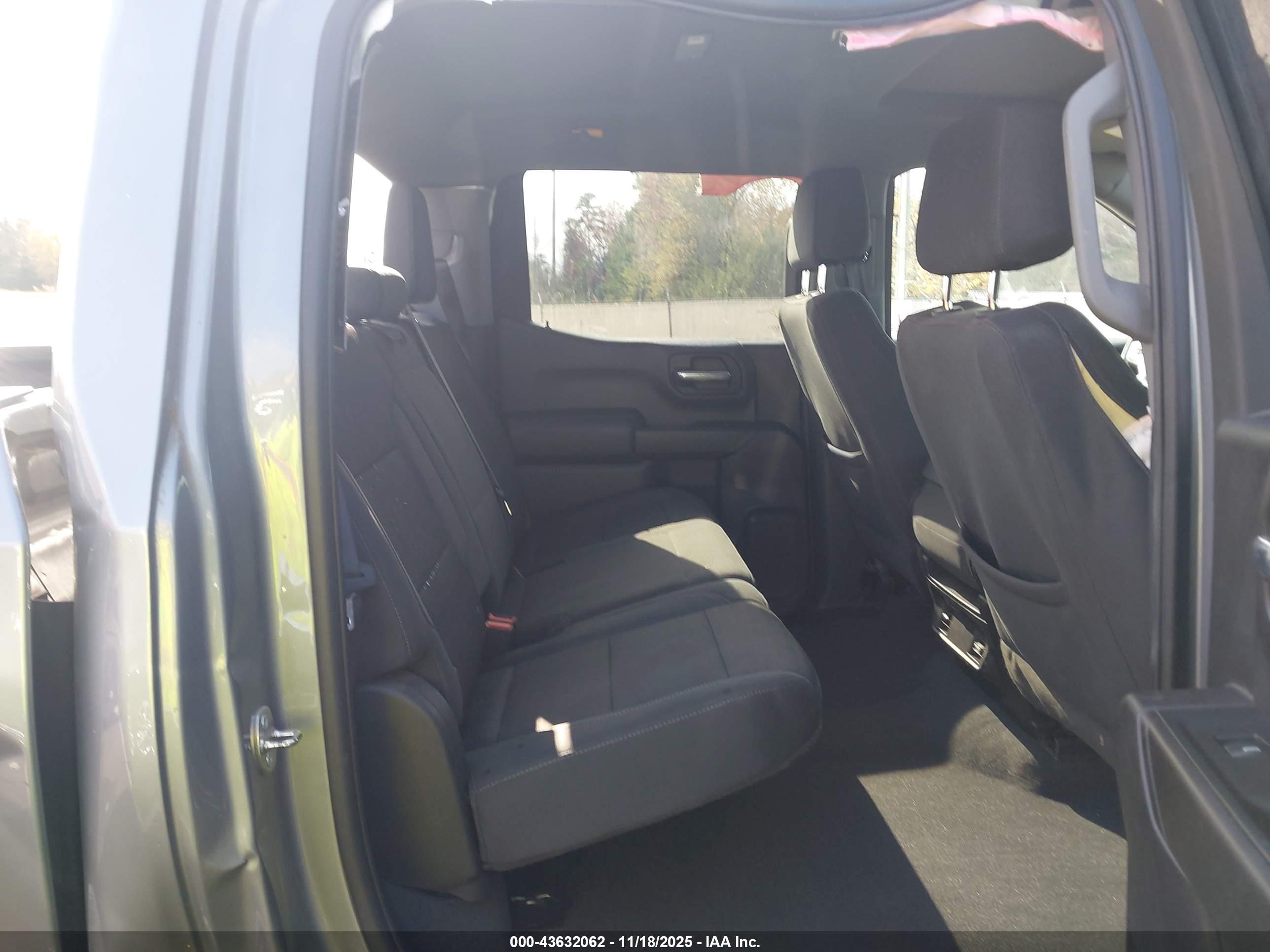CHEVROLET SILVERADO image 8