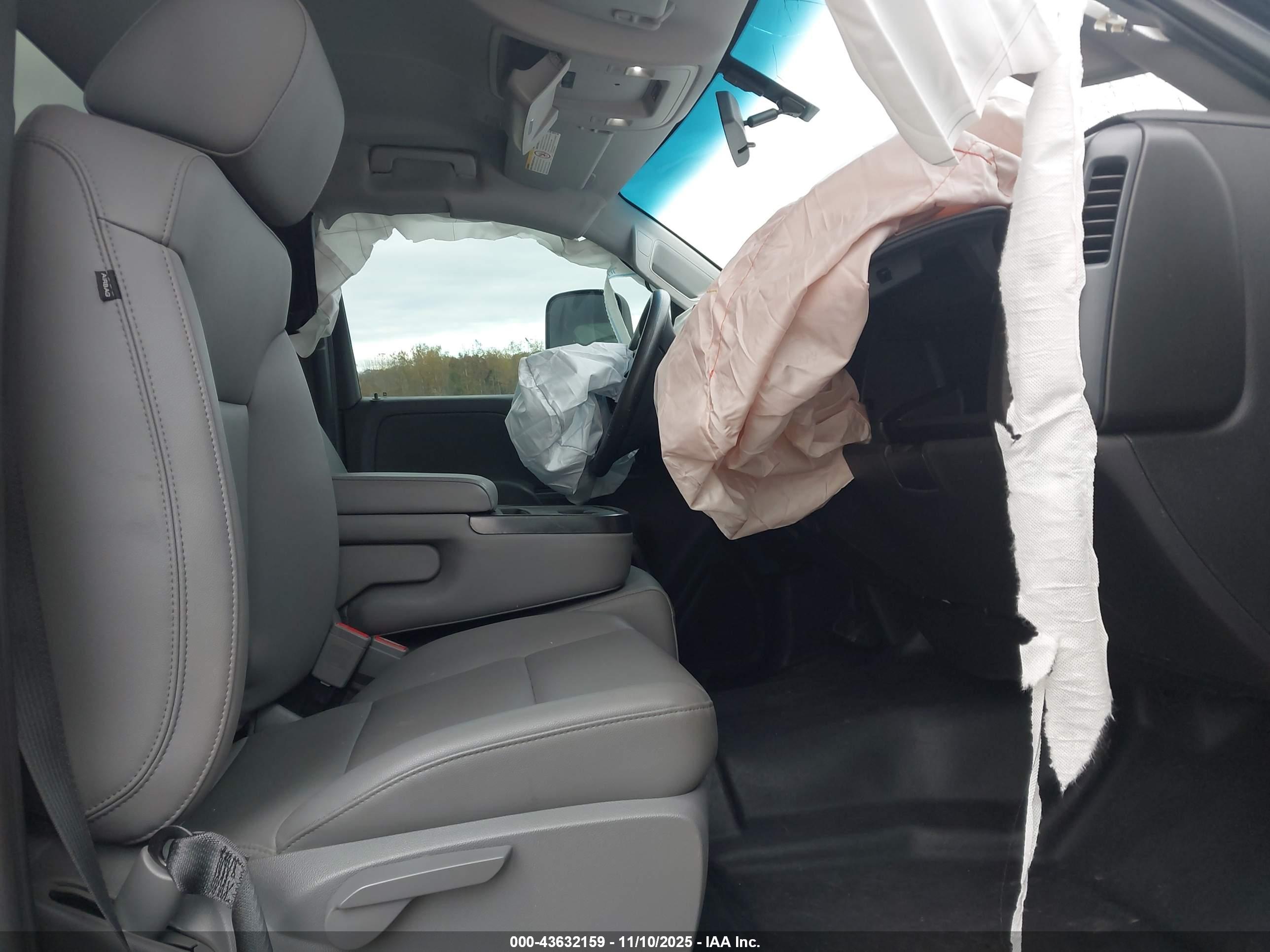 CHEVROLET SILVERADO image 5