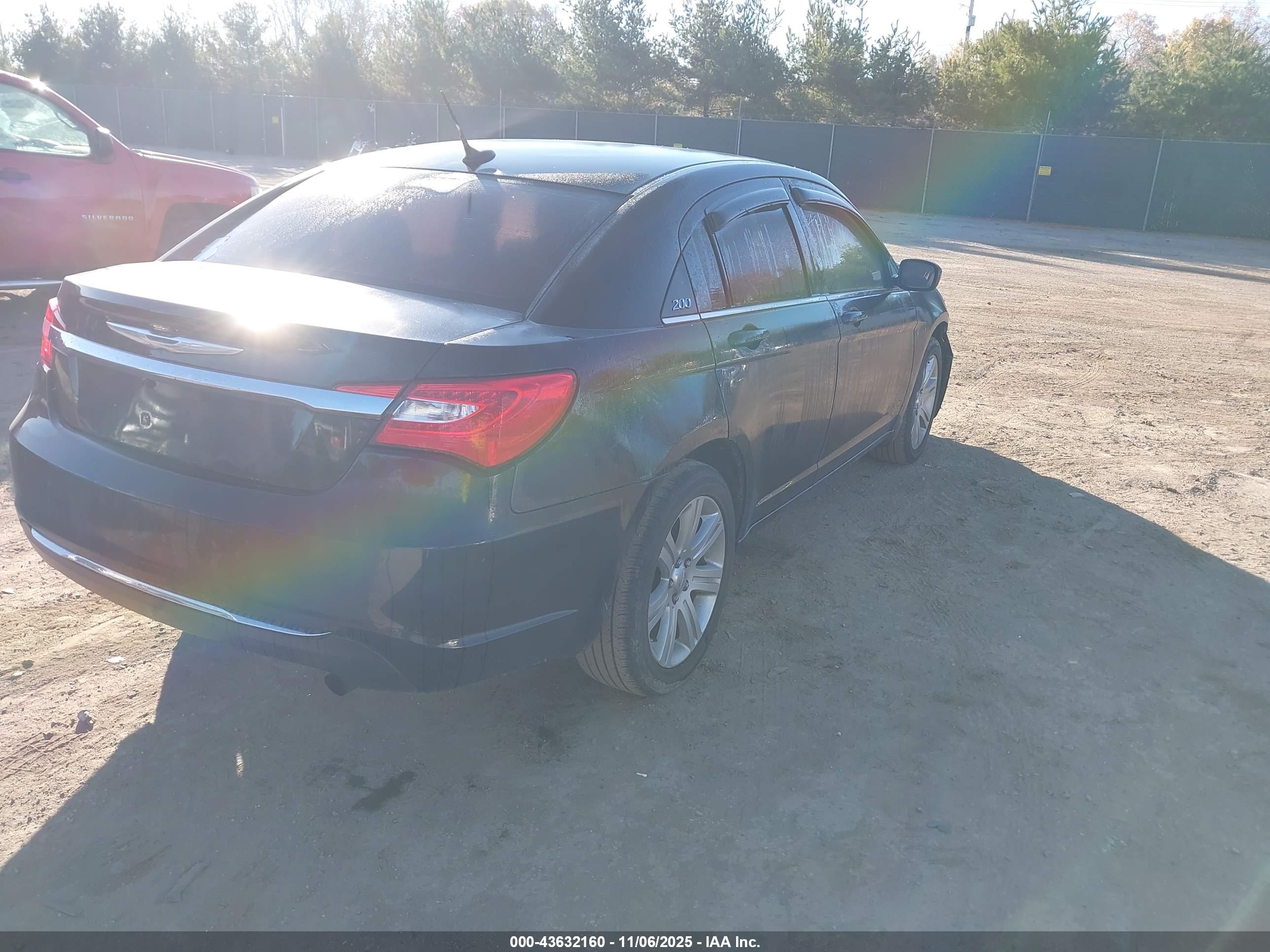 CHRYSLER 200 image 4