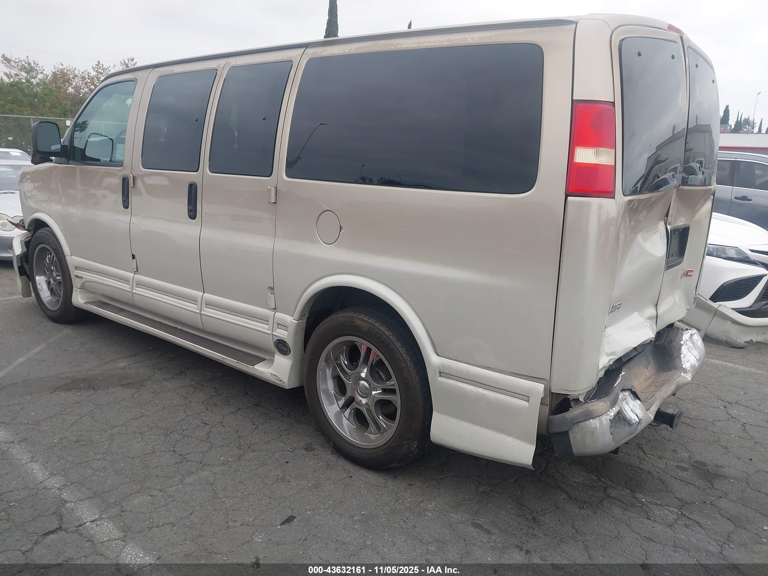 GMC SAVANA image 3