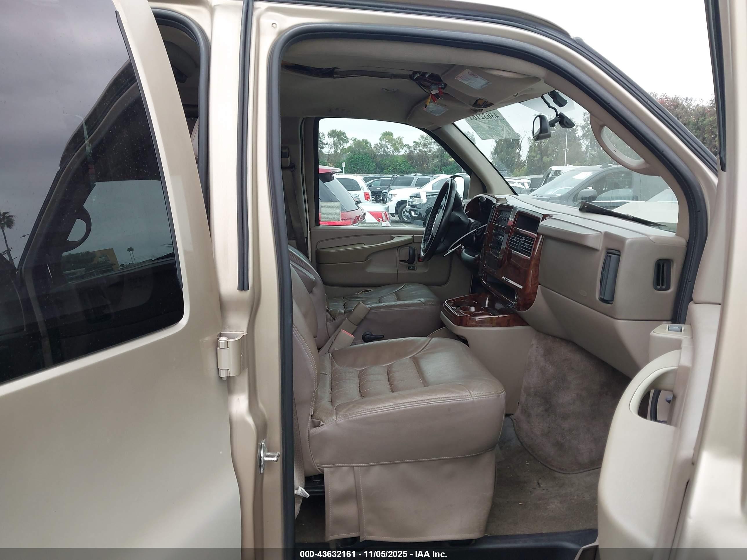 GMC SAVANA image 5