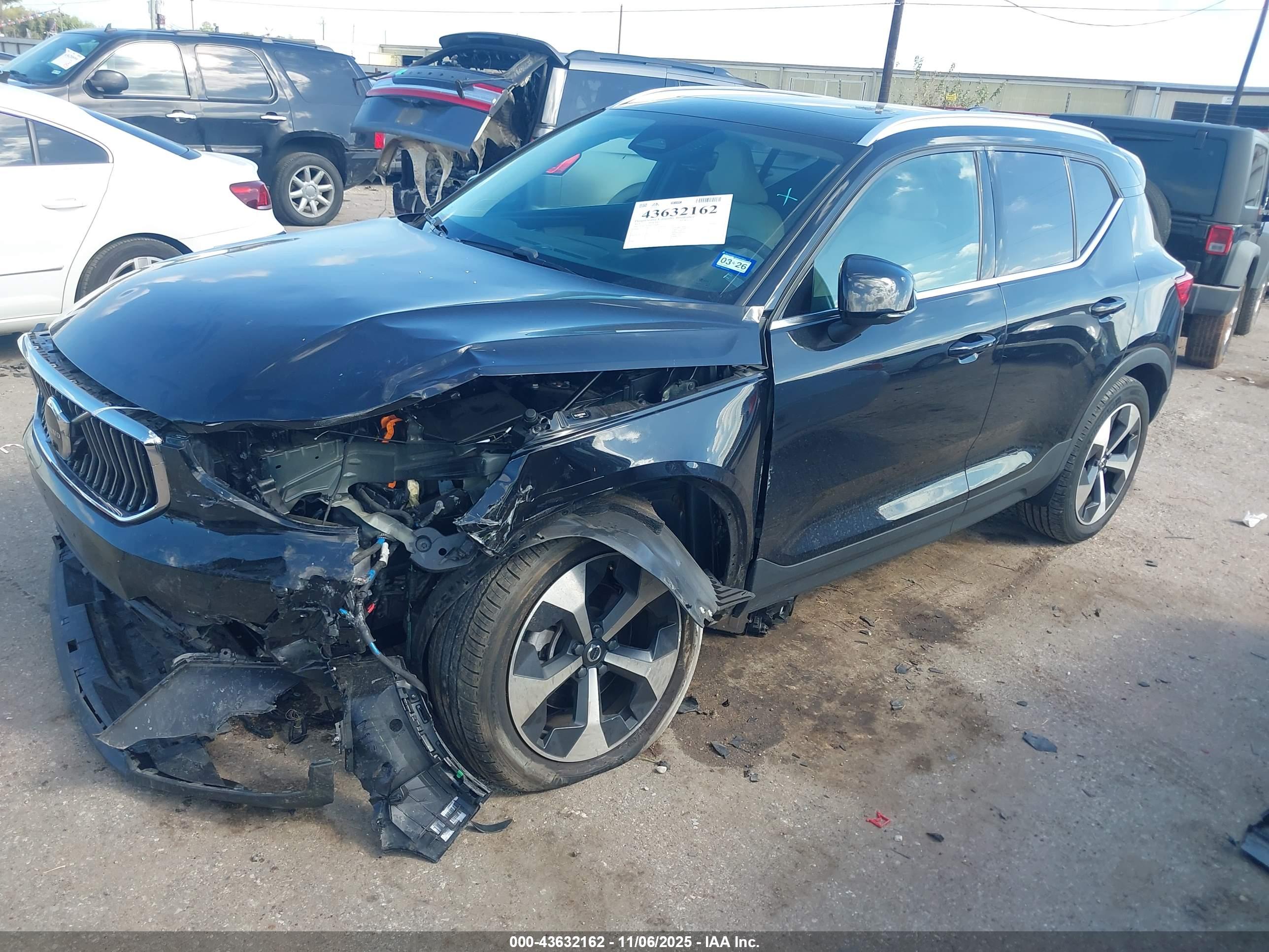 VOLVO XC40 image 2