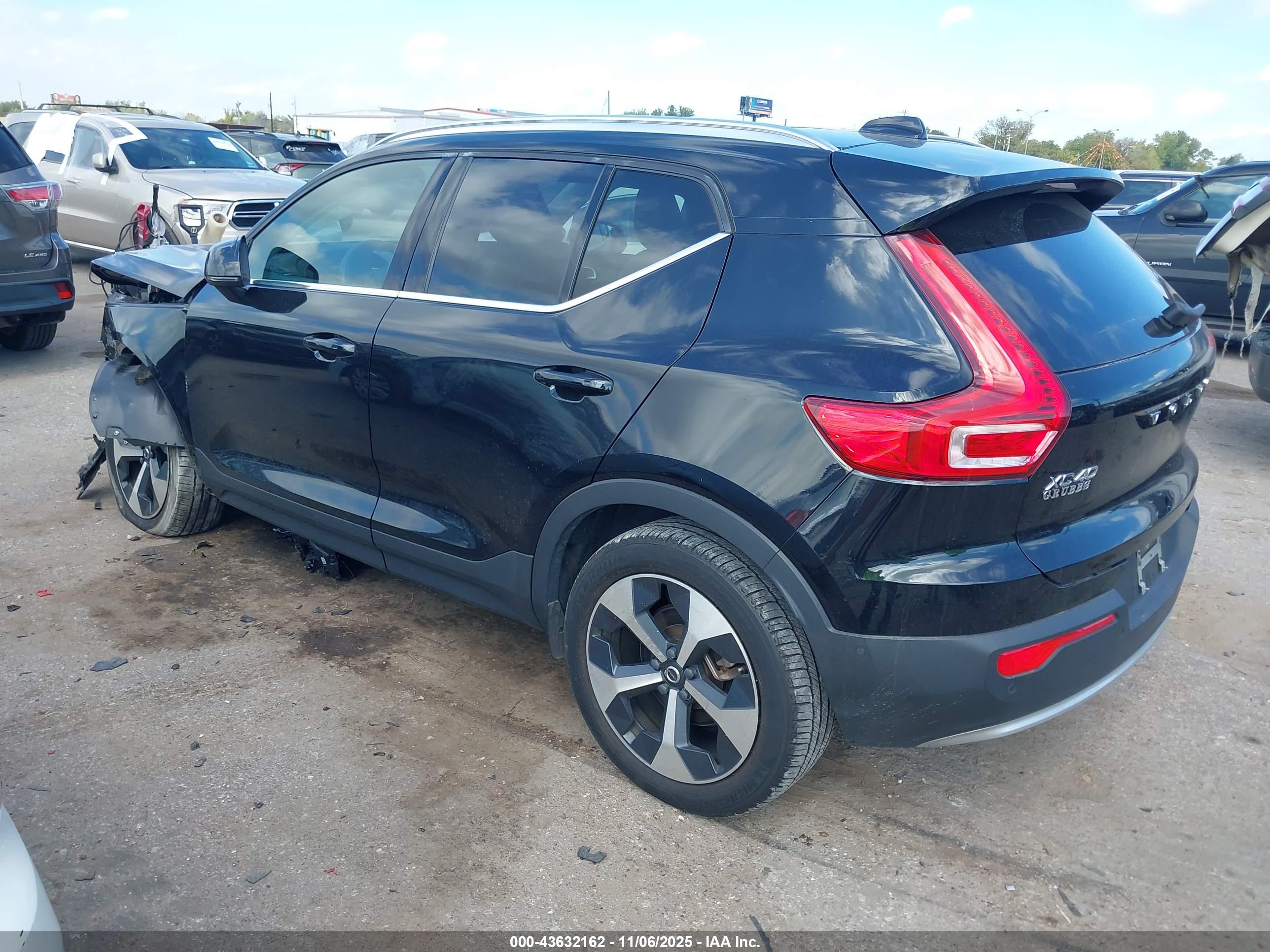 VOLVO XC40 image 3