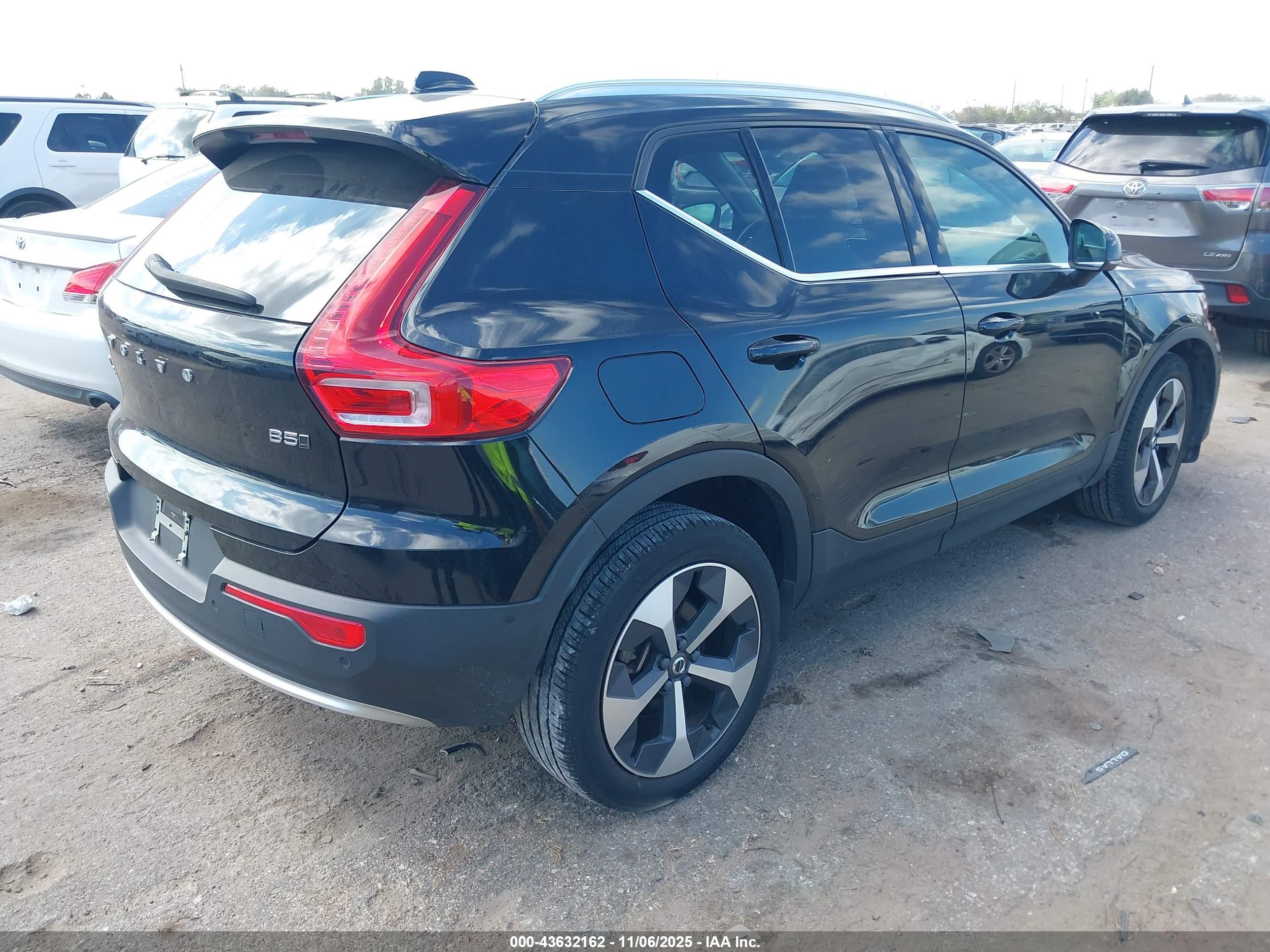 VOLVO XC40 image 4