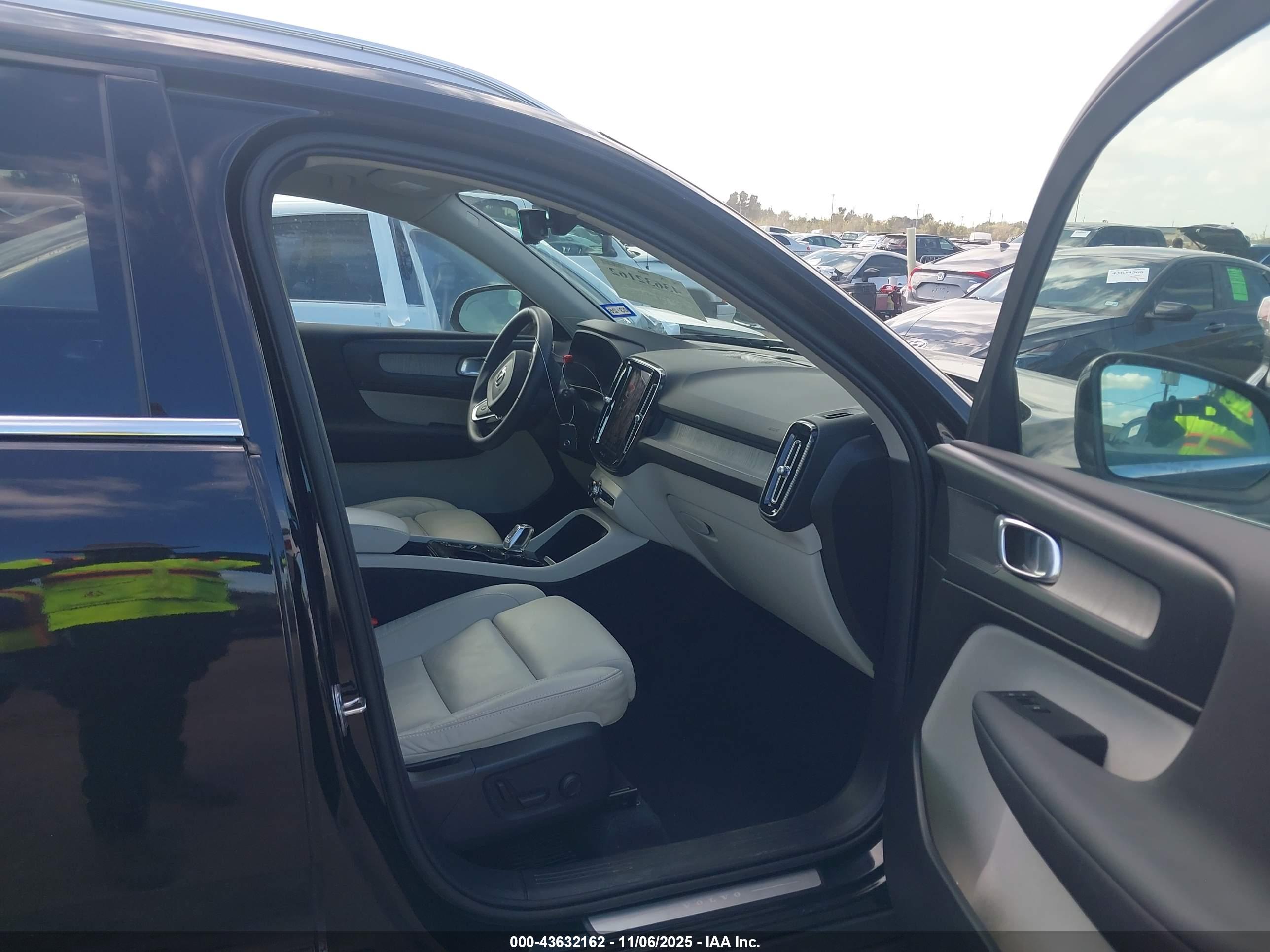 VOLVO XC40 image 5