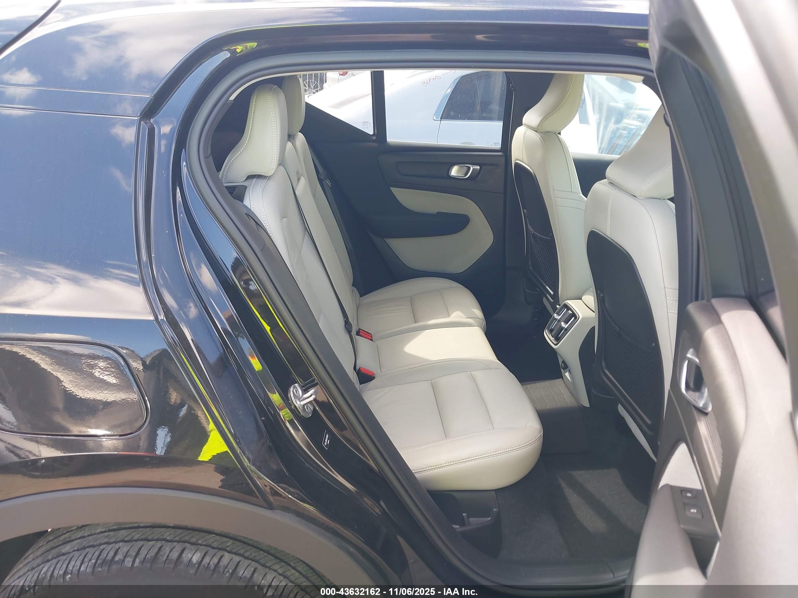 VOLVO XC40 image 8