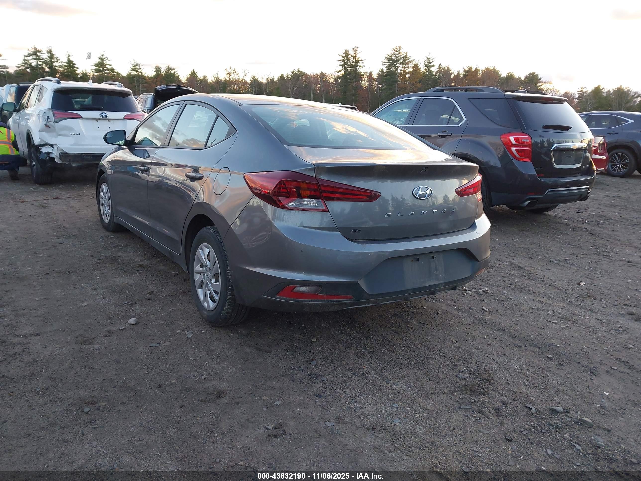 HYUNDAI ELANTRA image 3