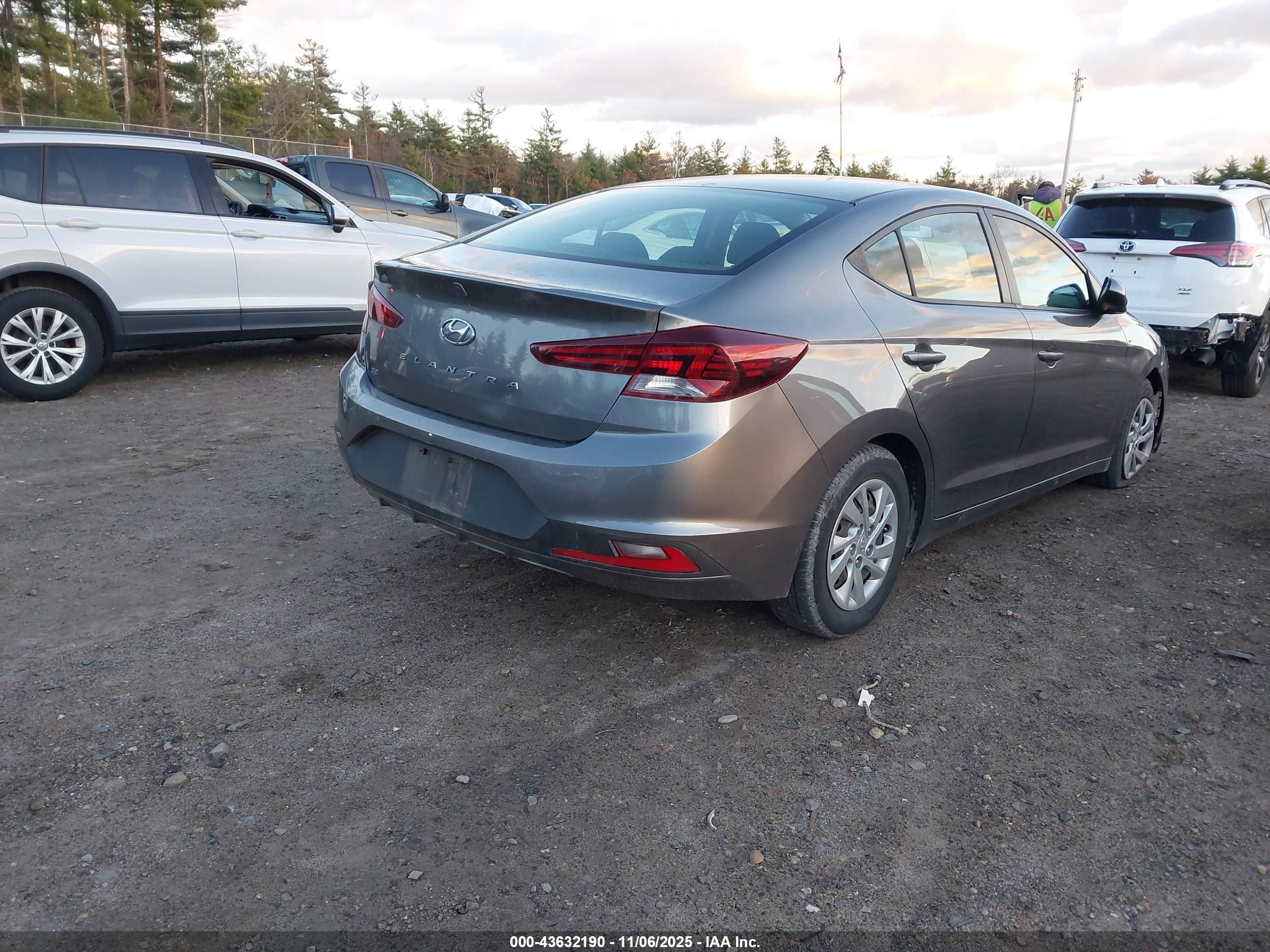 HYUNDAI ELANTRA image 4