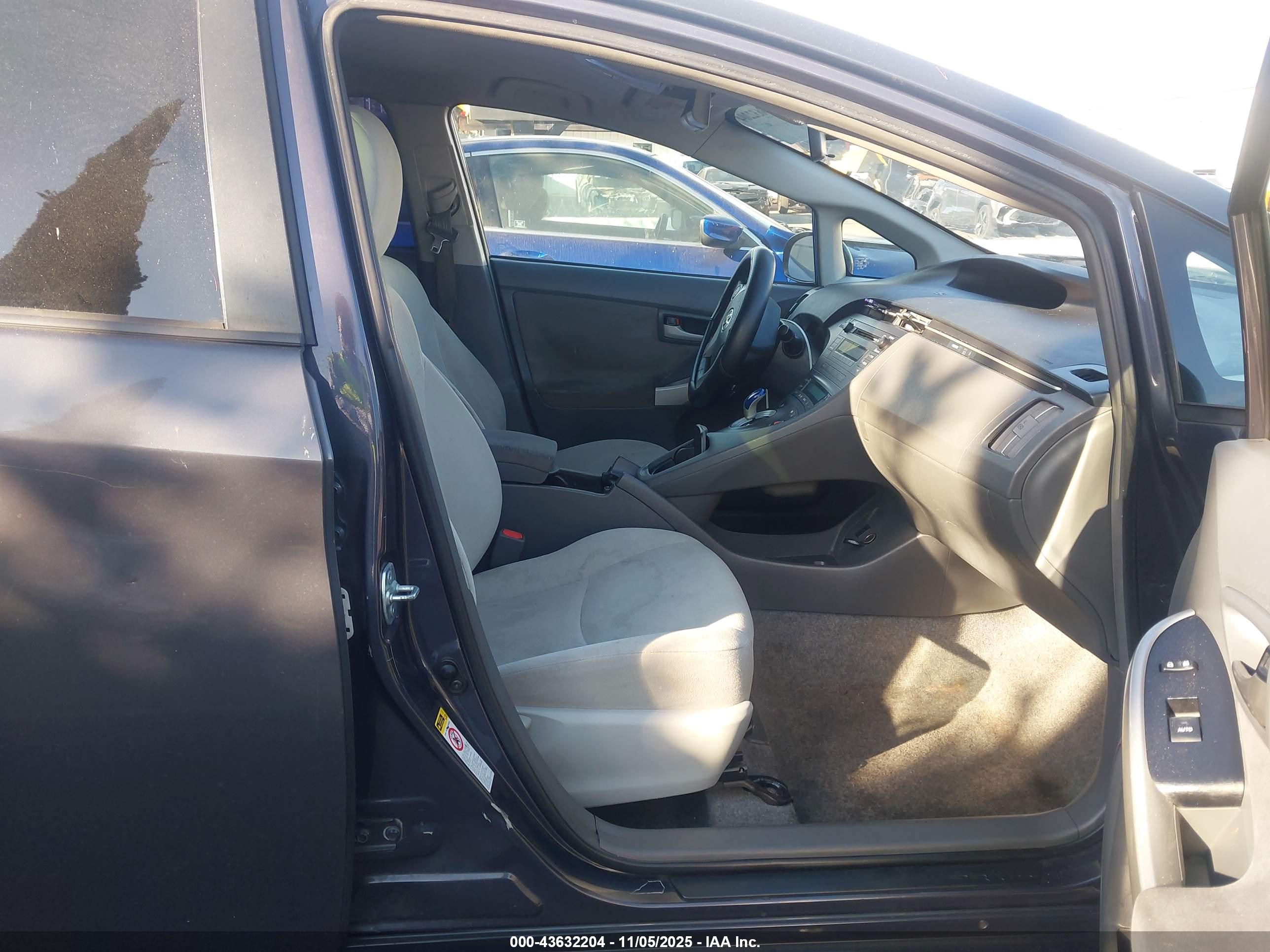 TOYOTA PRIUS image 5