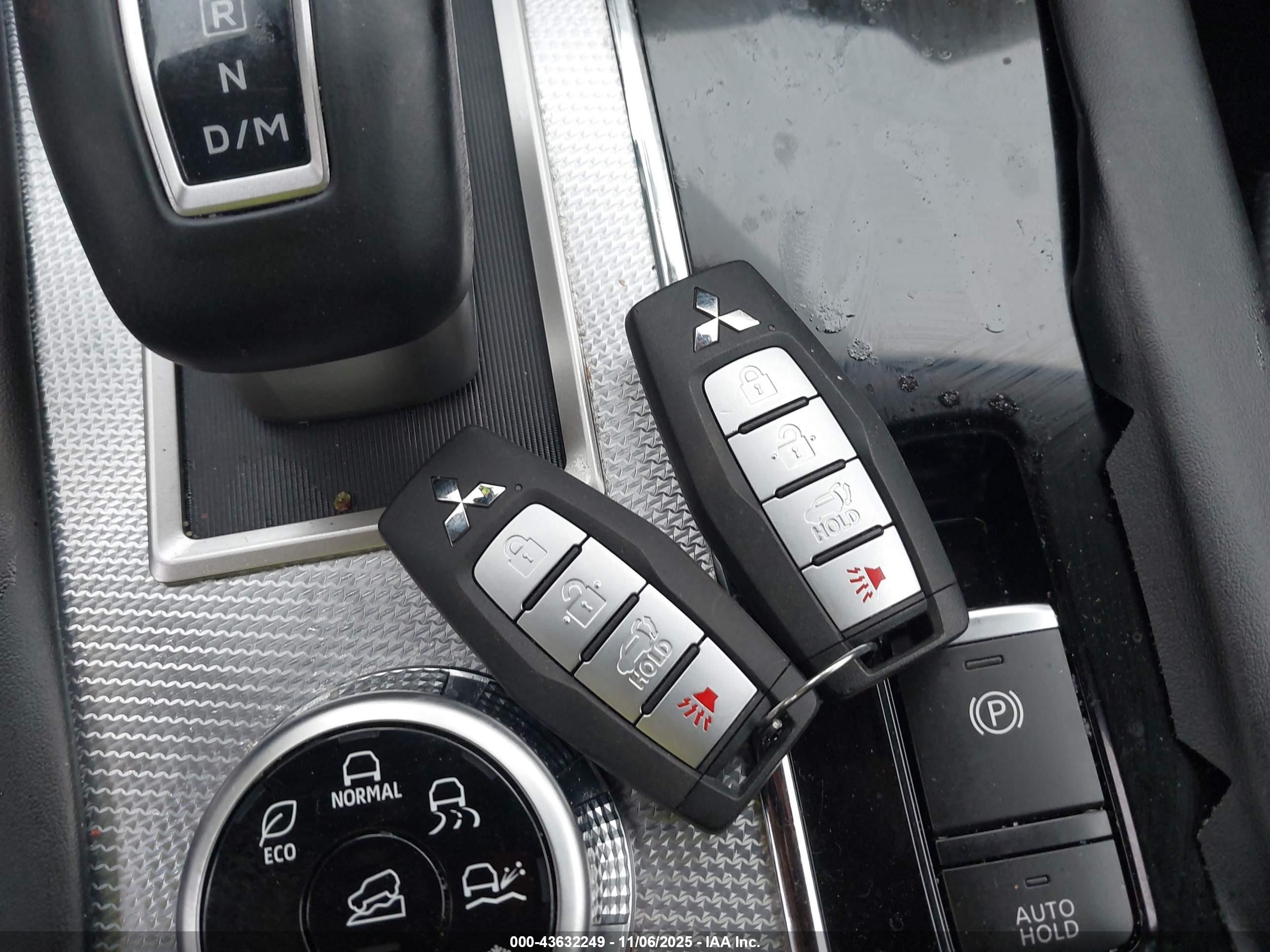 MITSUBISHI OUTLANDER image 11