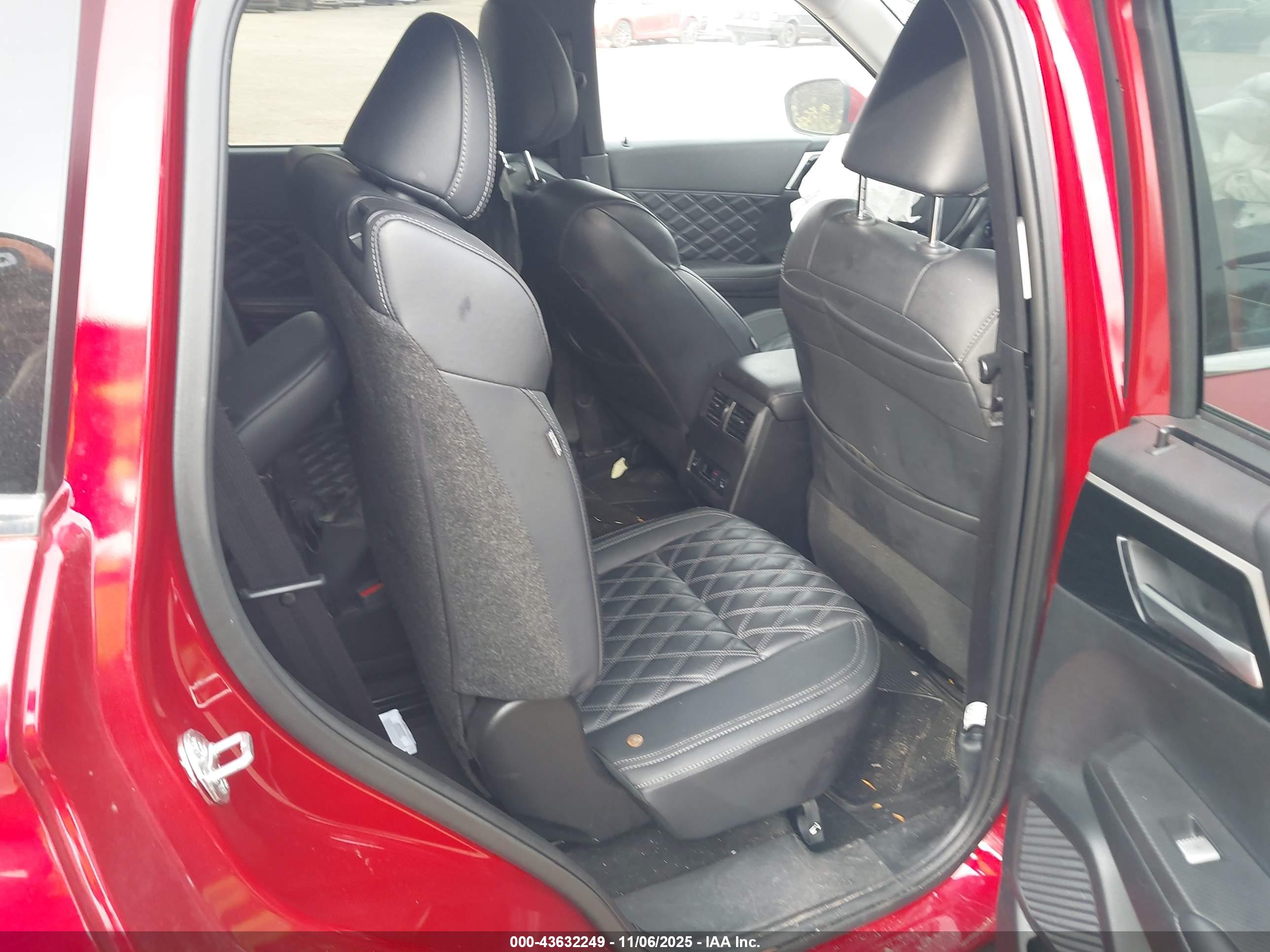 MITSUBISHI OUTLANDER image 8