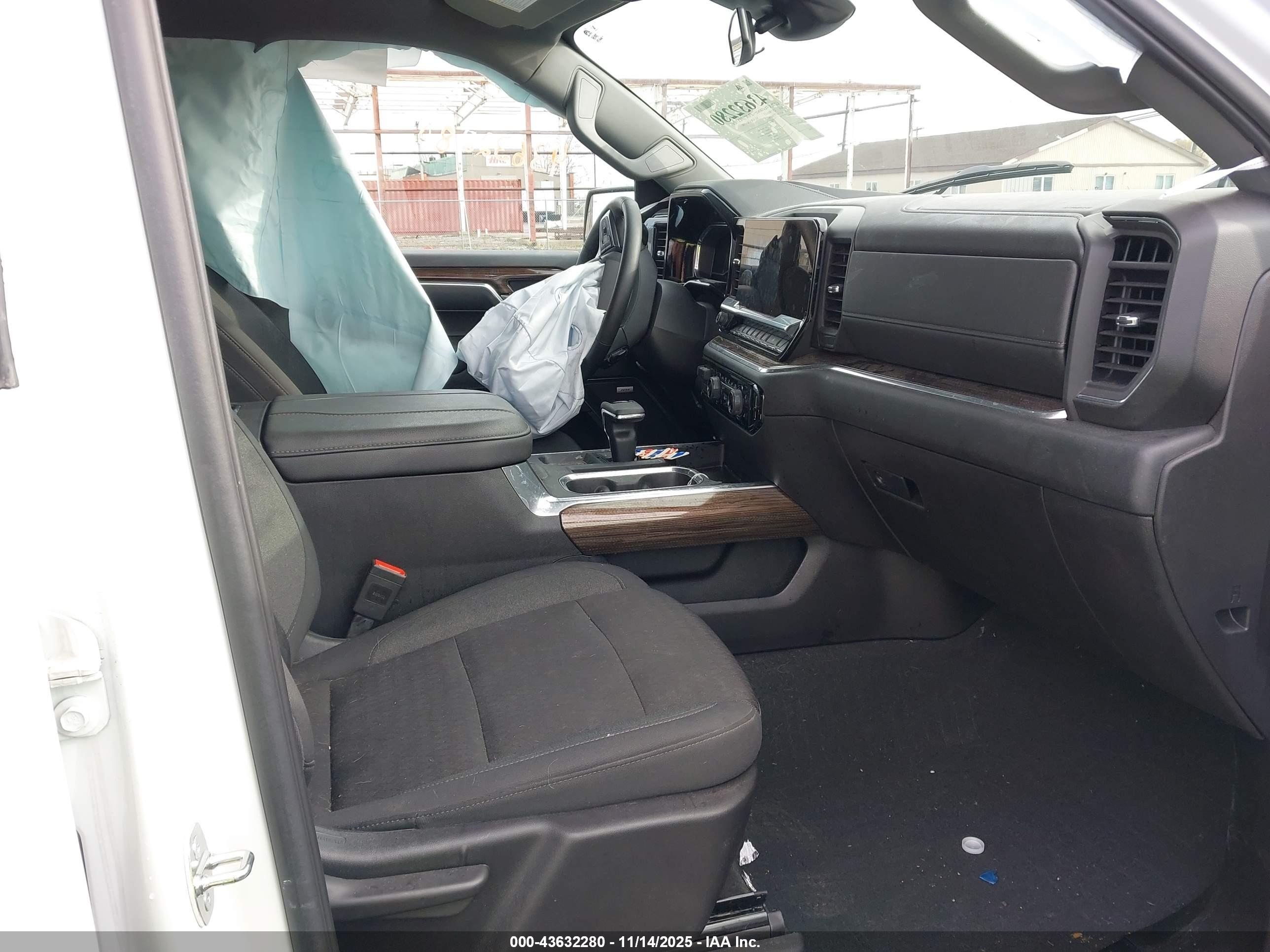 CHEVROLET SILVERADO image 5