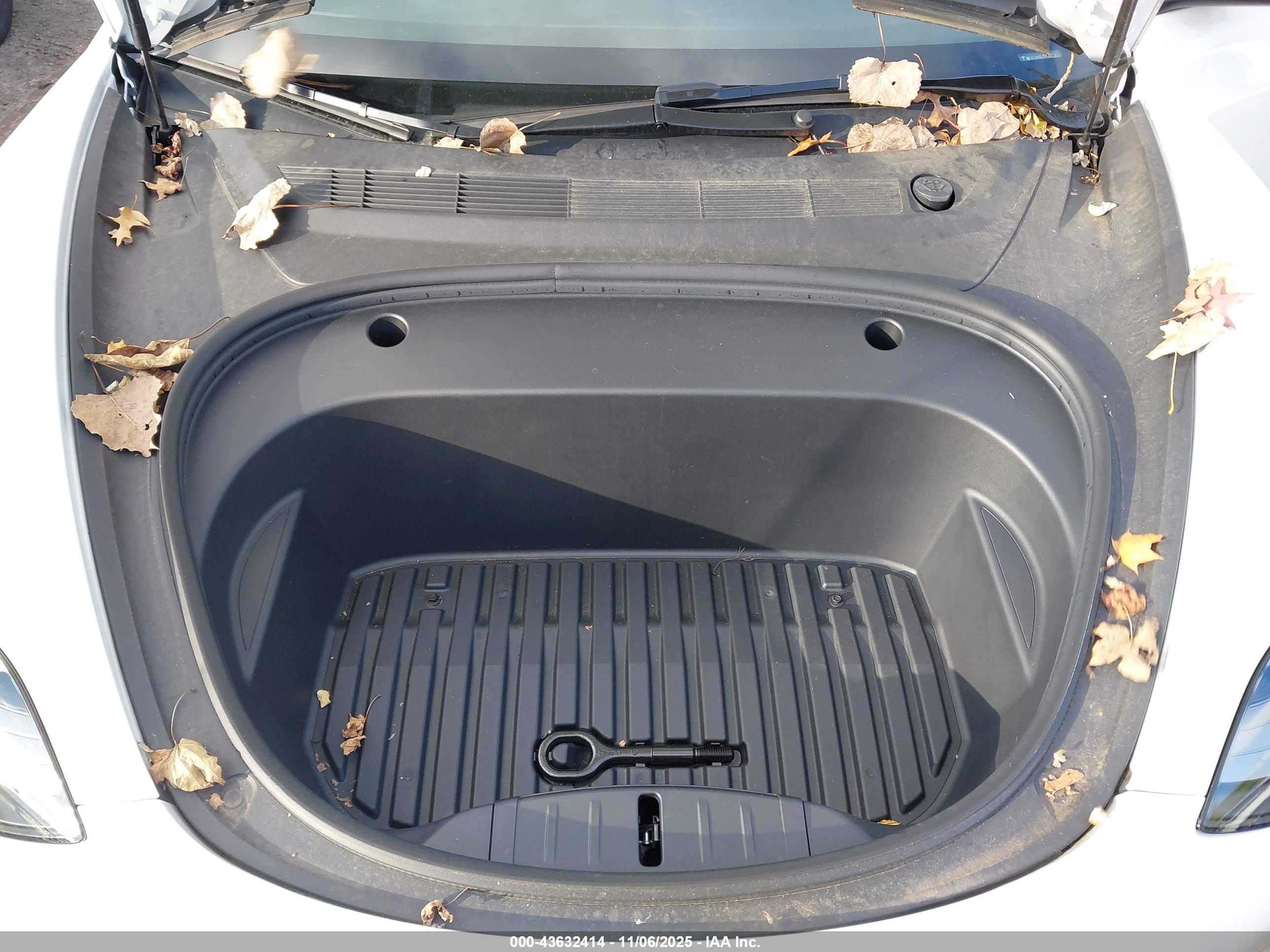 TESLA MODEL image 10