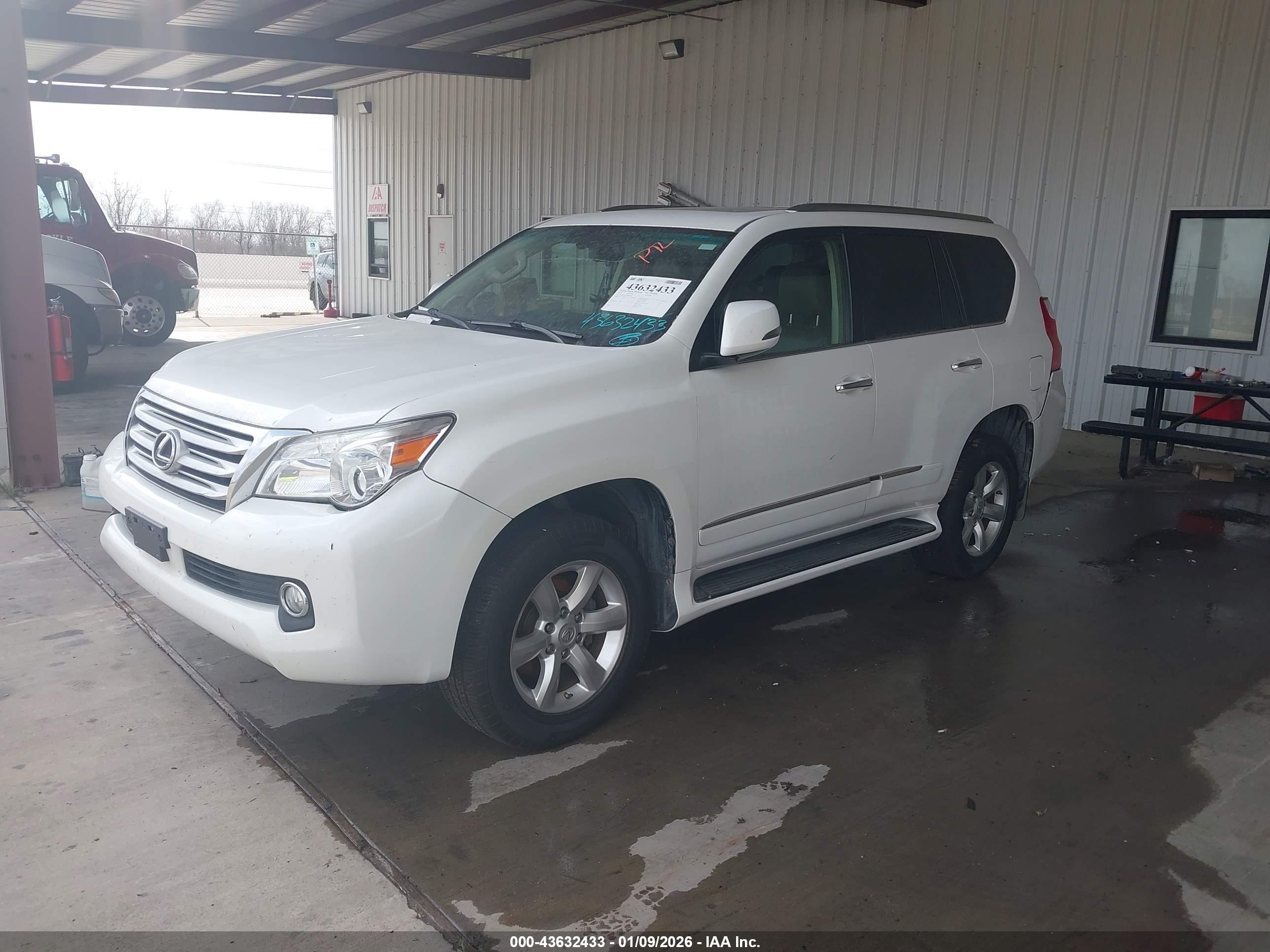 LEXUS GX image 2