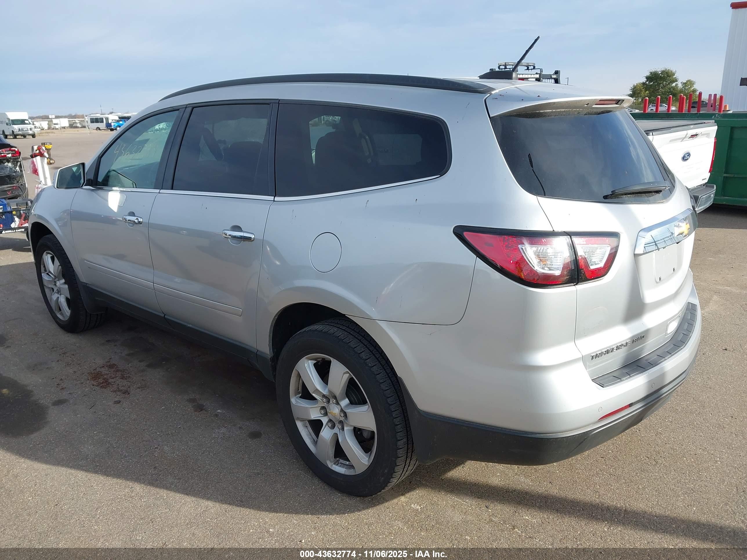 CHEVROLET TRAVERSE image 3