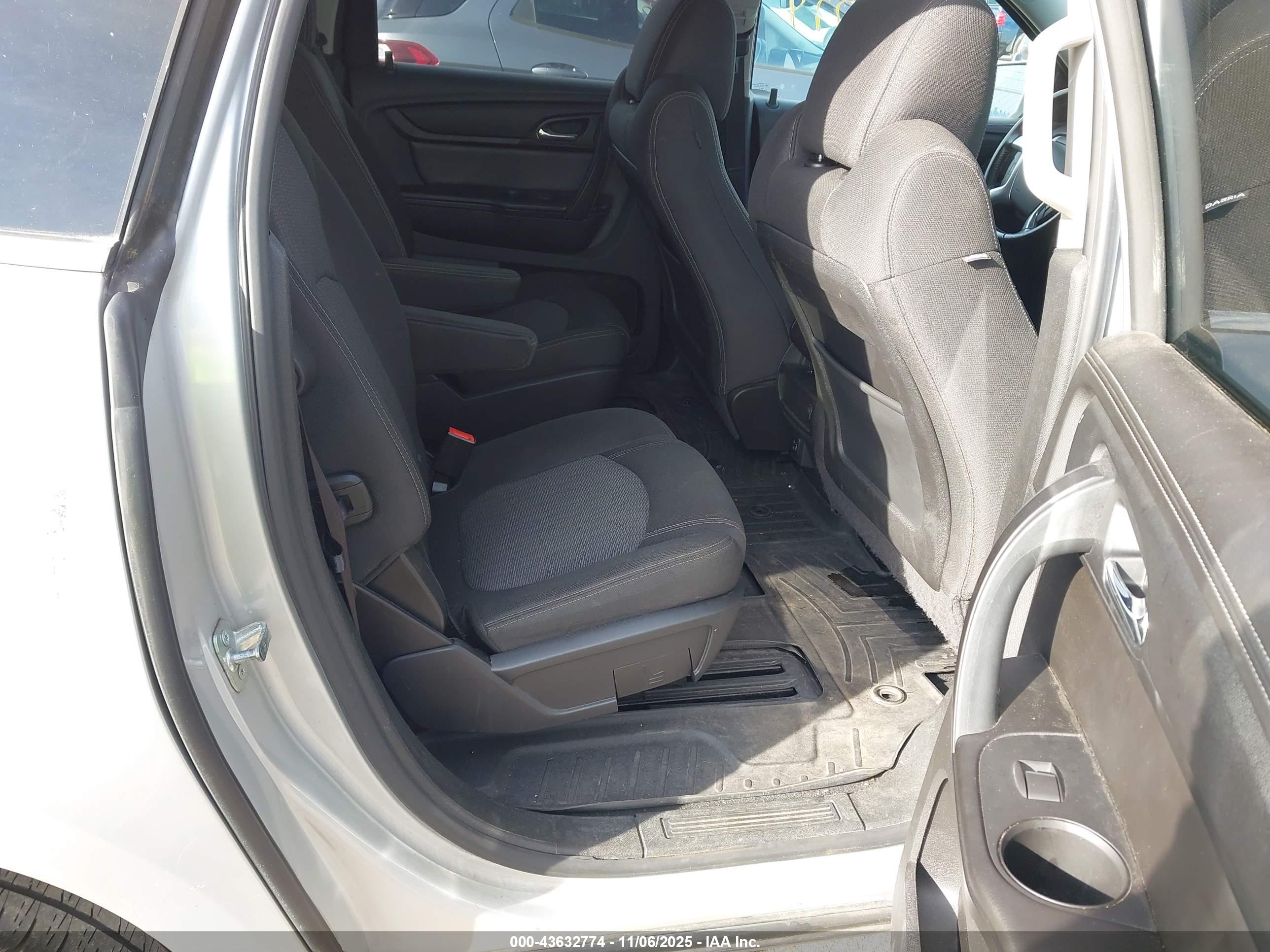 CHEVROLET TRAVERSE image 8