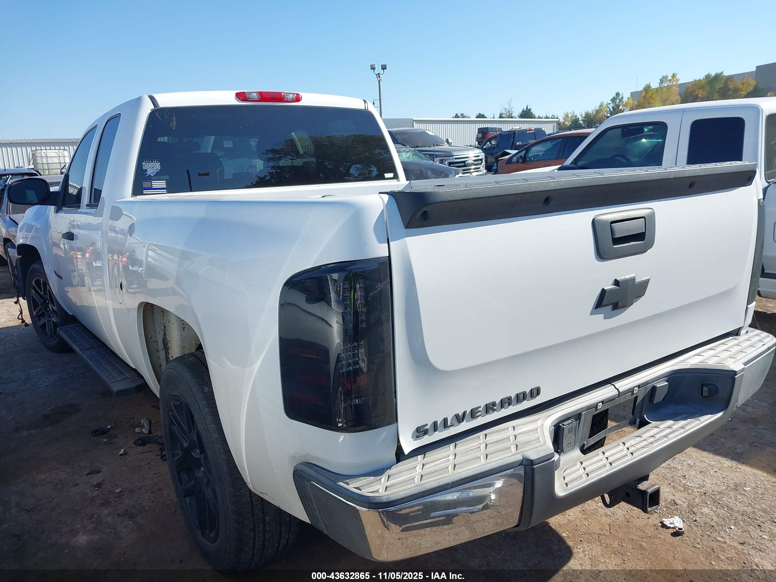 CHEVROLET SILVERADO image 3