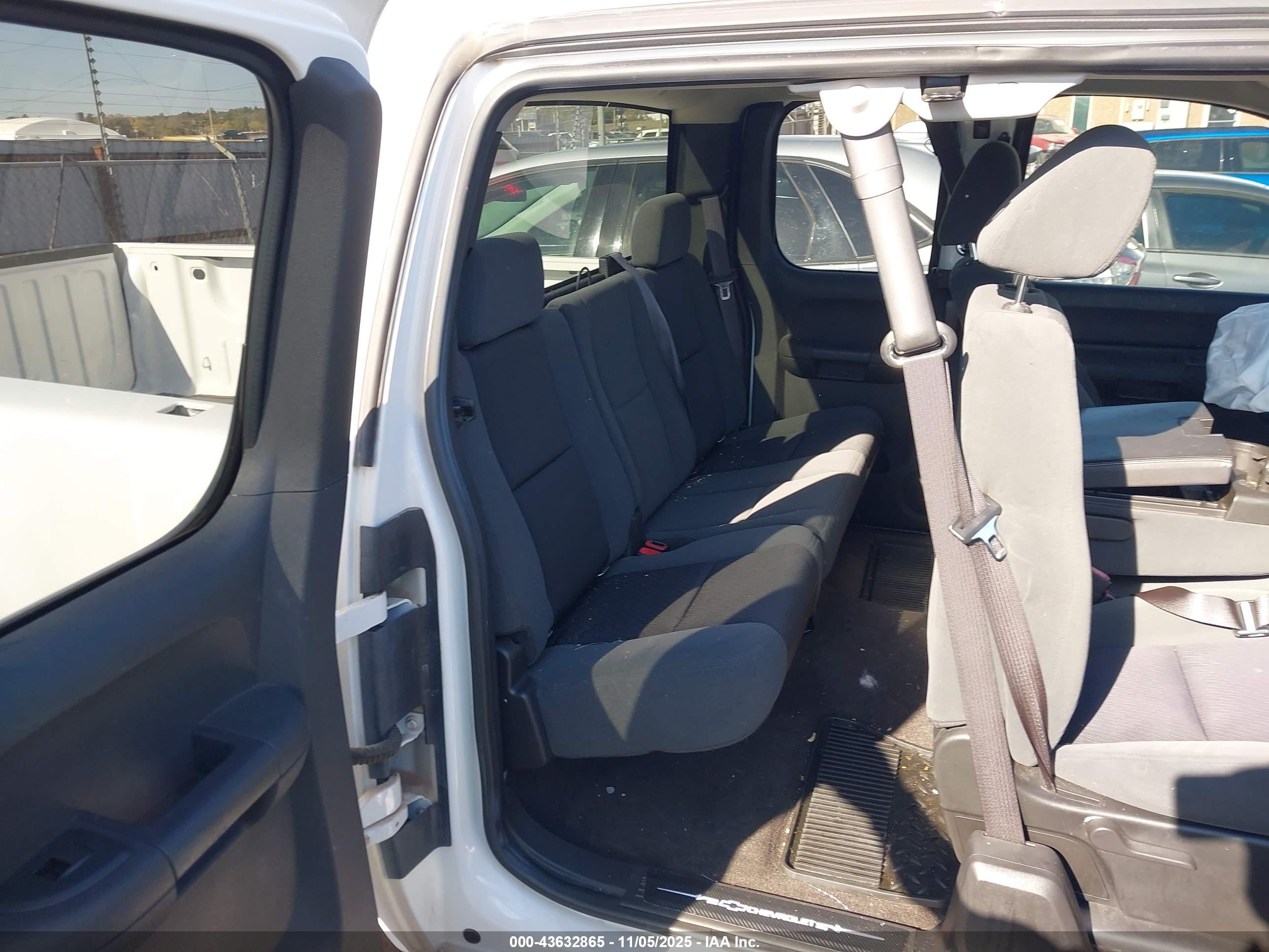 CHEVROLET SILVERADO image 8