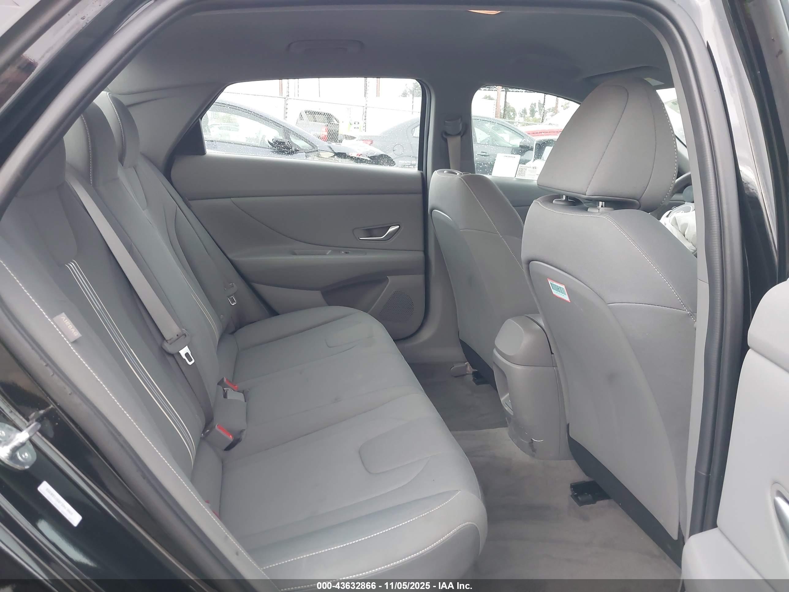 HYUNDAI ELANTRA image 8