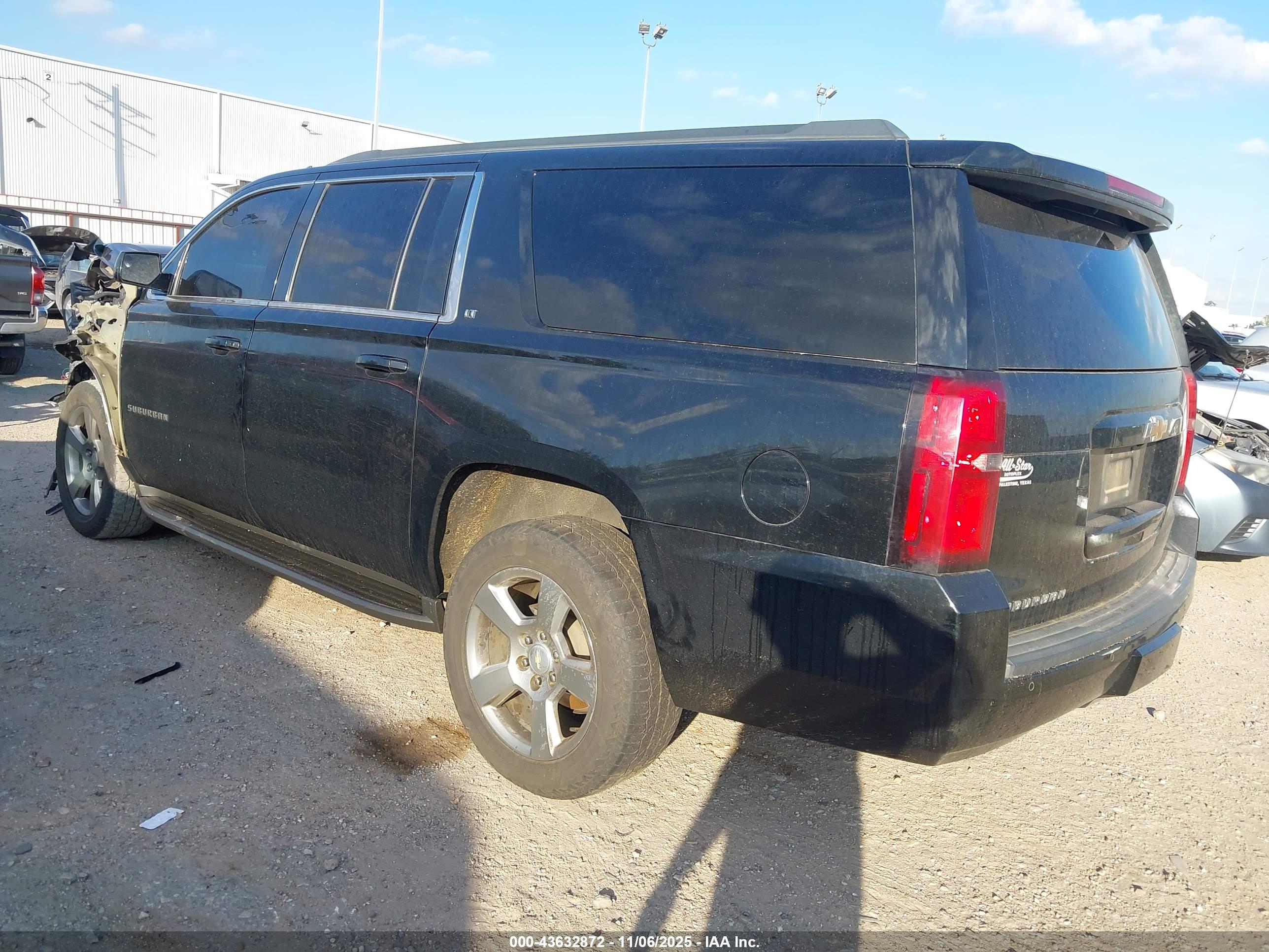 CHEVROLET SUBURBAN image 3