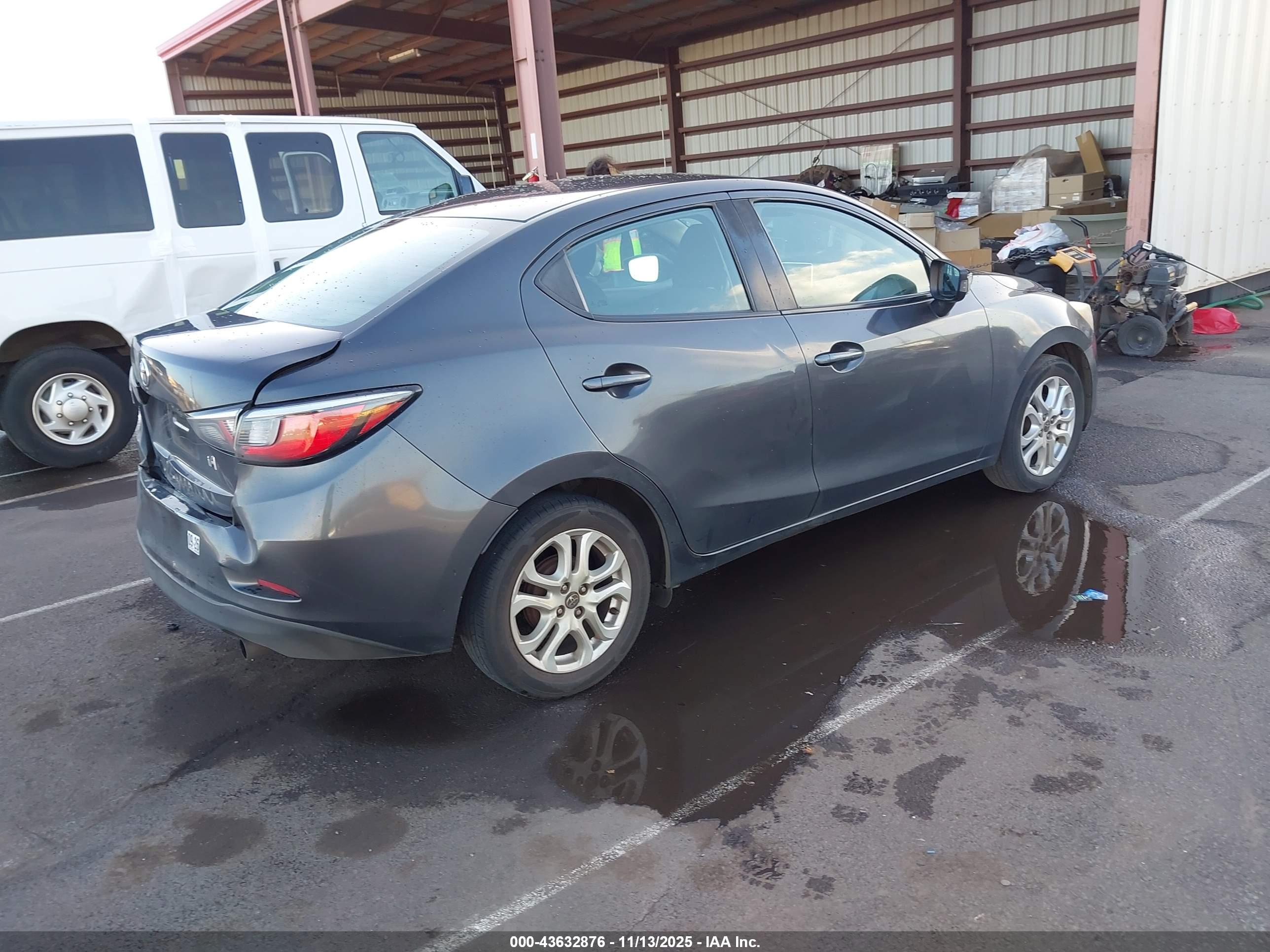 TOYOTA YARIS image 4