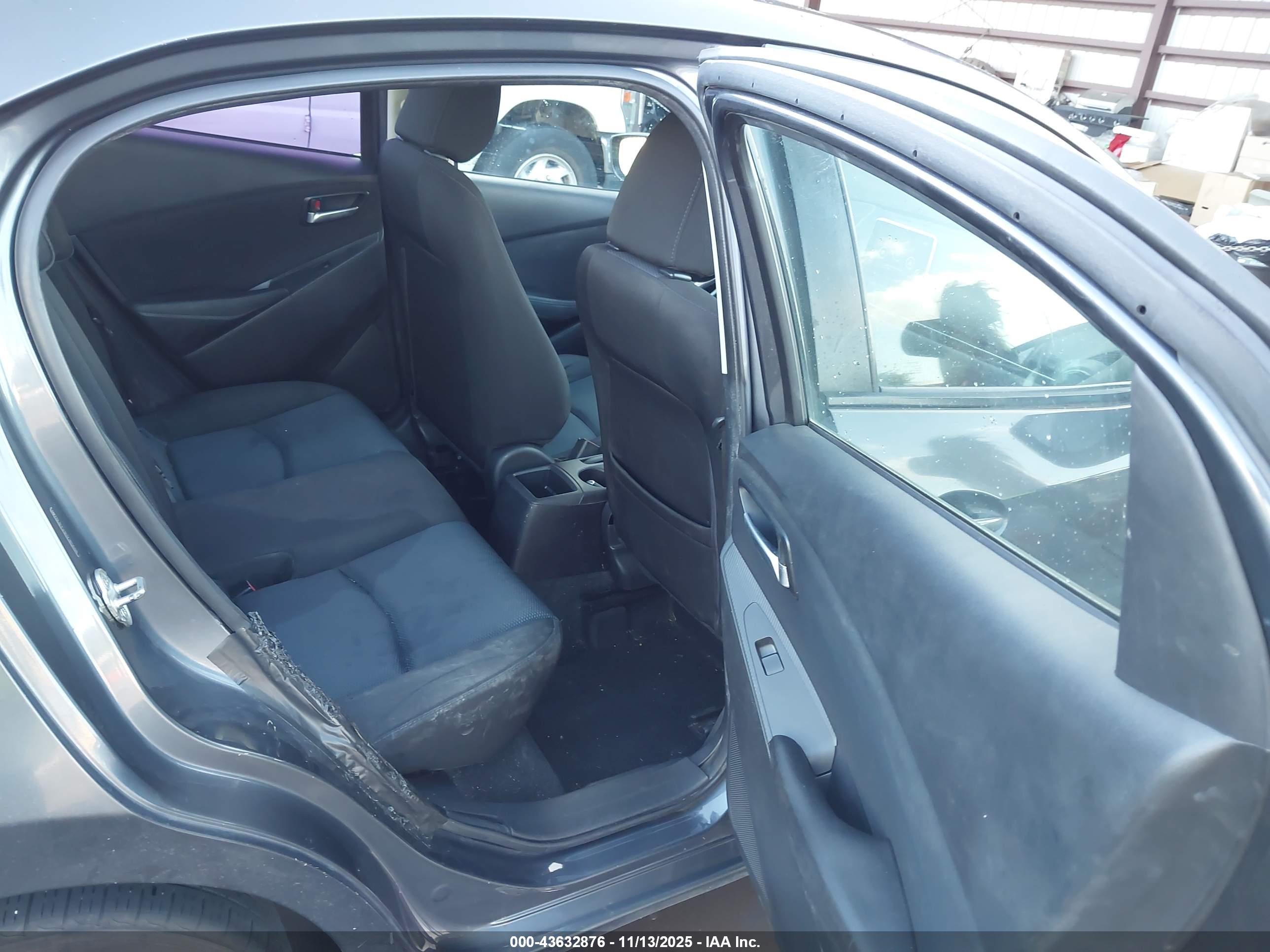 TOYOTA YARIS image 8