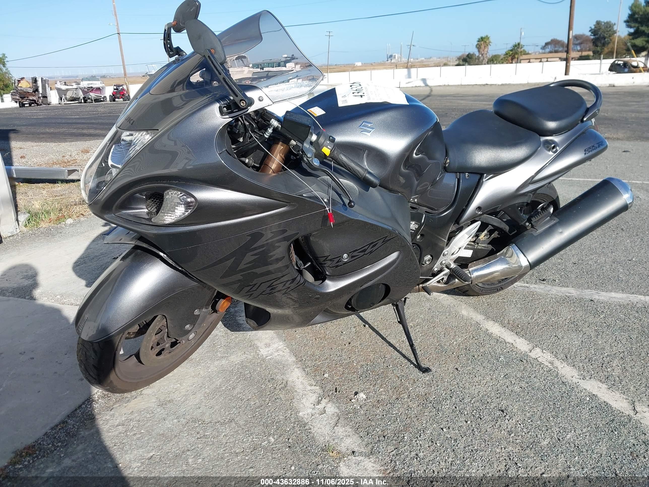 SUZUKI GSX1300 image 2