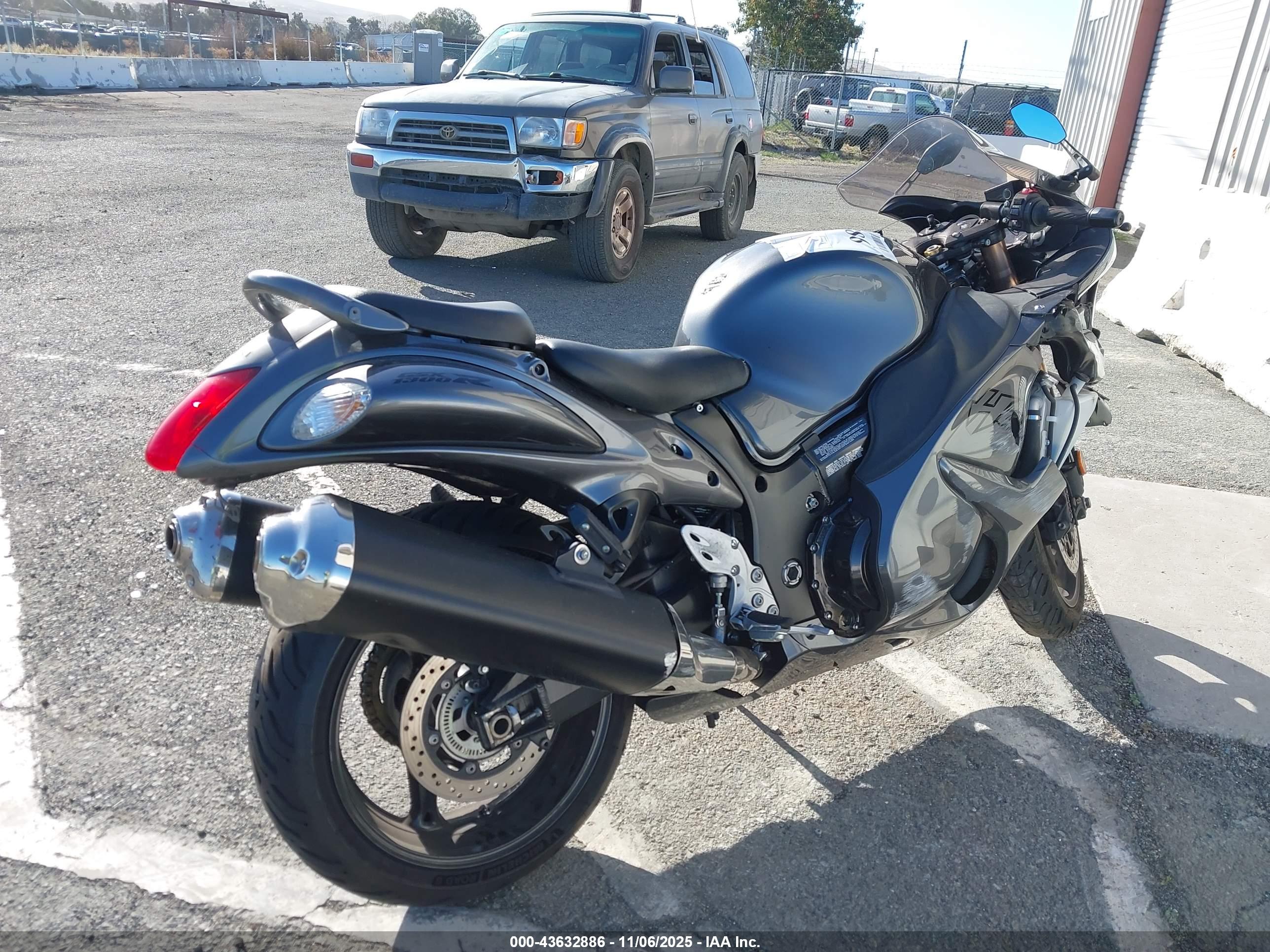 SUZUKI GSX1300 image 4