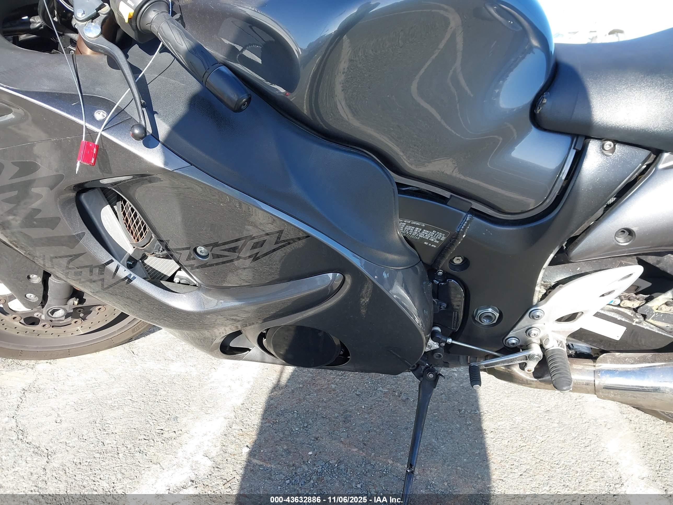 SUZUKI GSX1300 image 9