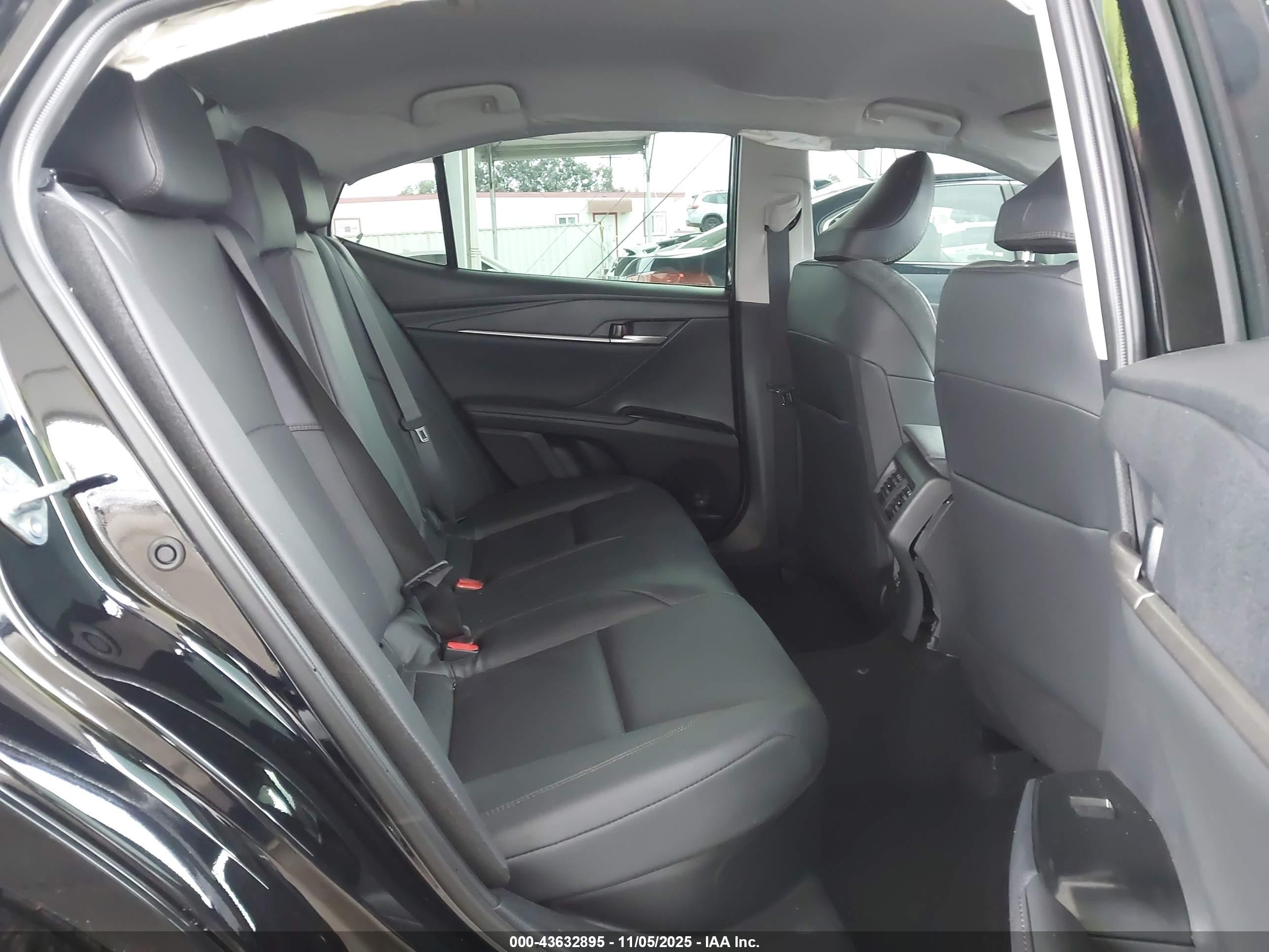 TOYOTA CAMRY image 8