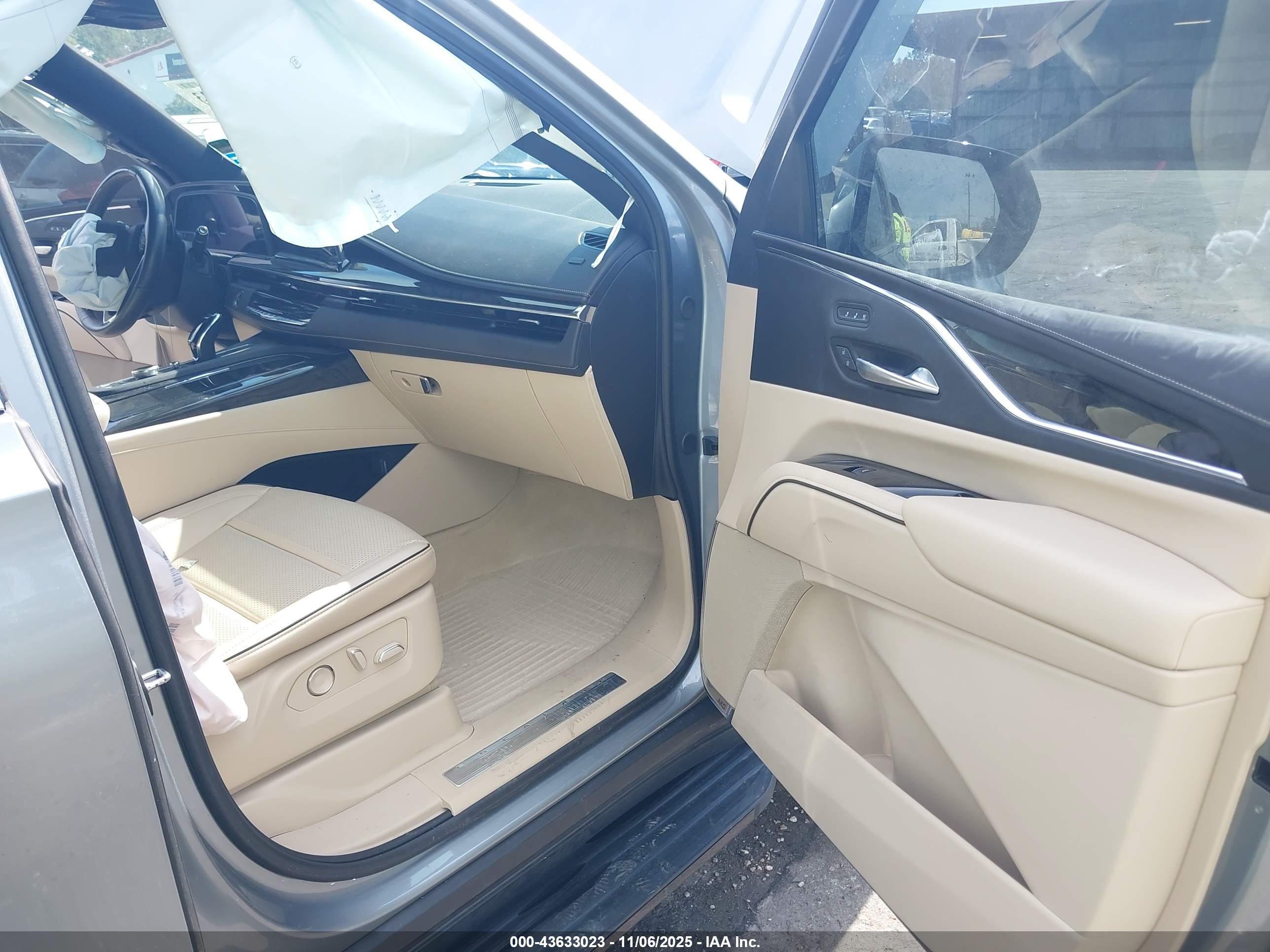 CADILLAC ESCALADE image 5