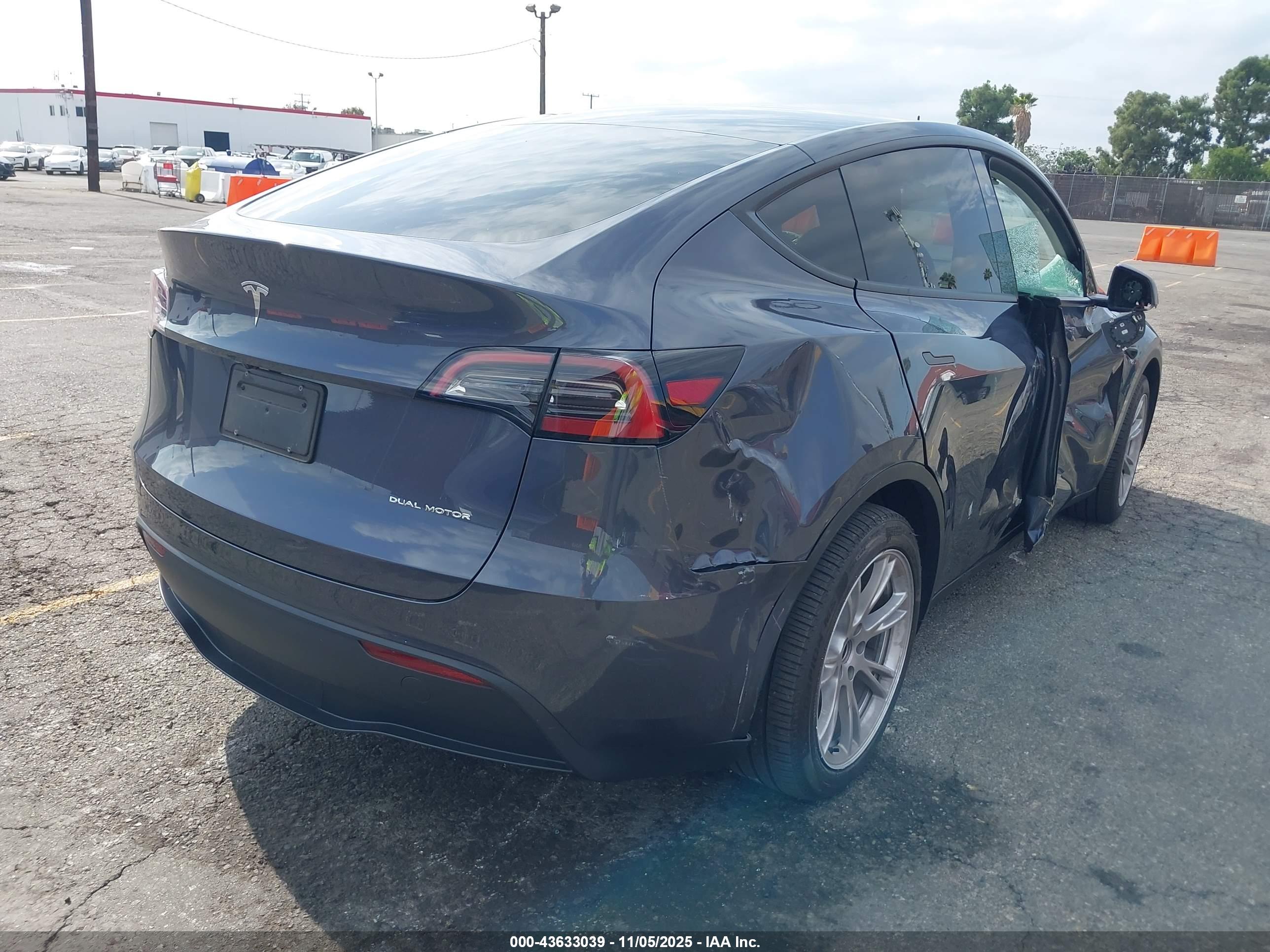 TESLA MODEL image 4