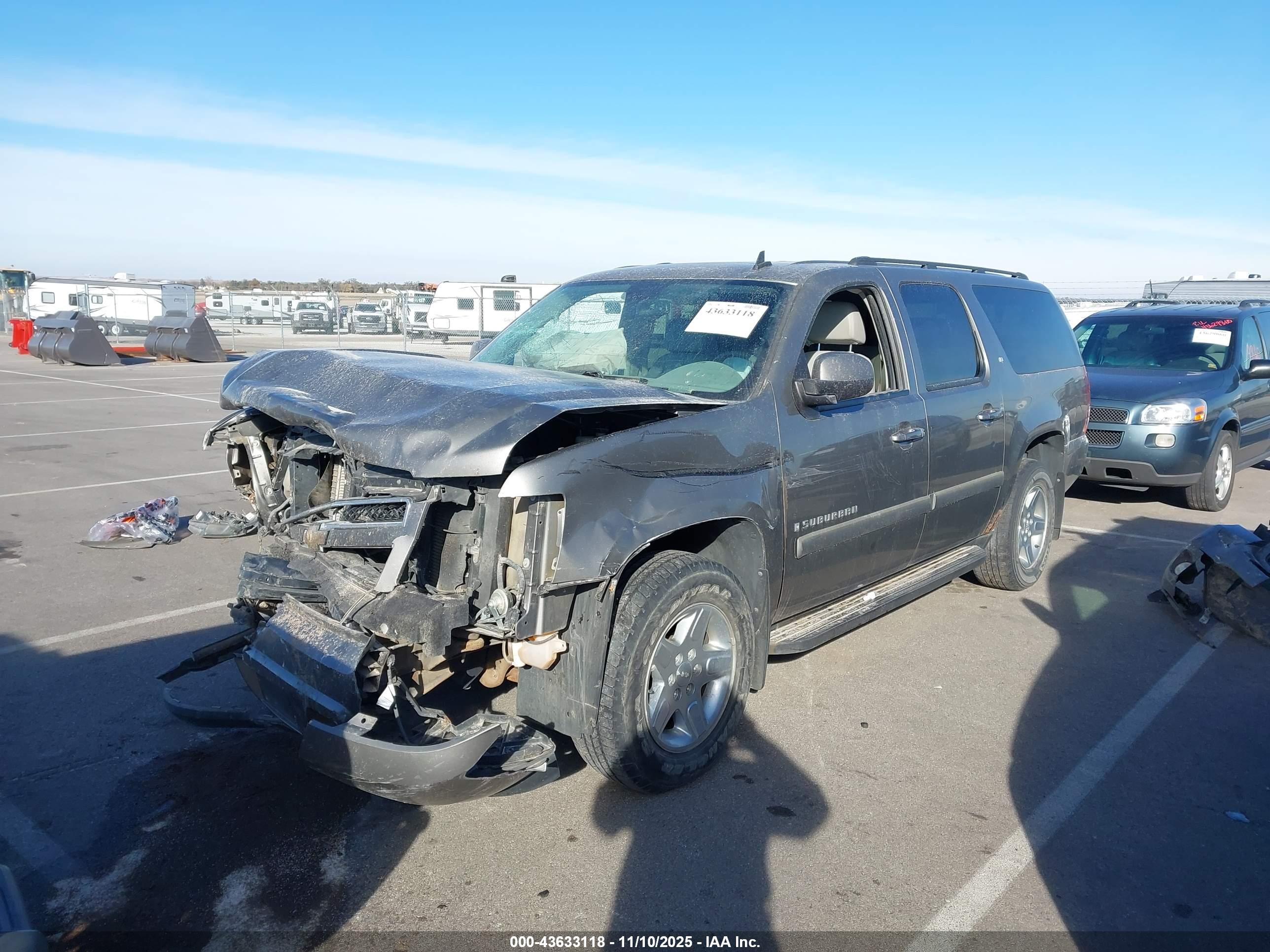 CHEVROLET SUBURBAN image 2
