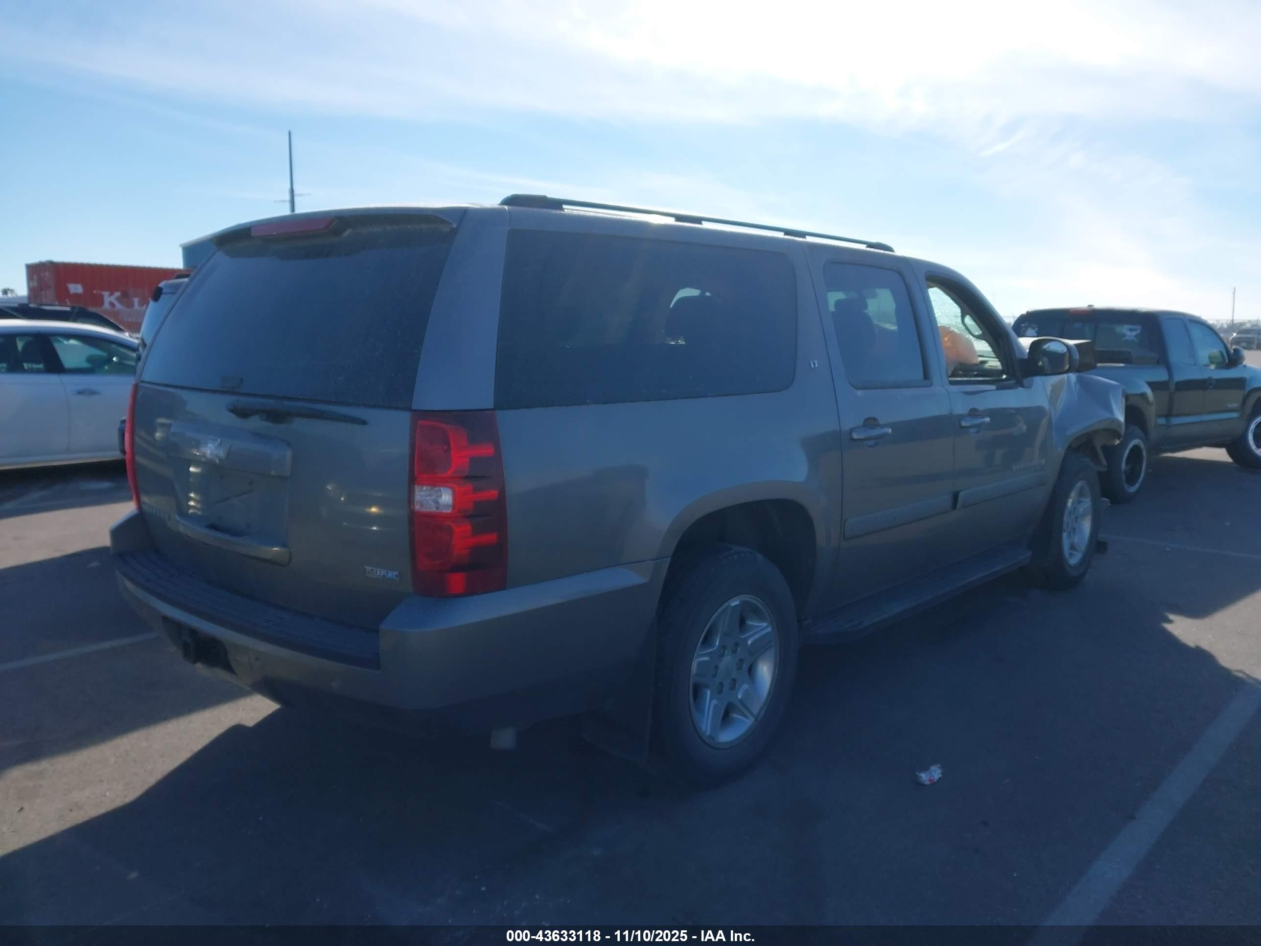 CHEVROLET SUBURBAN image 4