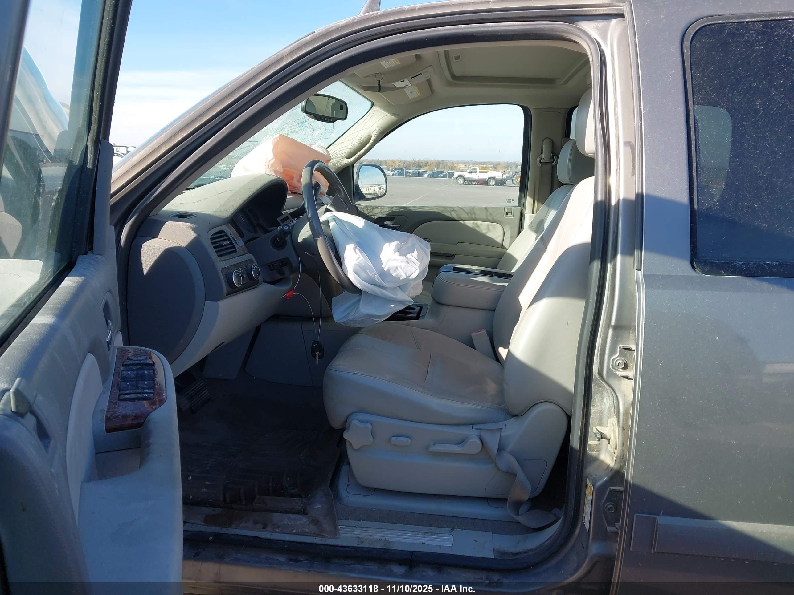CHEVROLET SUBURBAN image 5