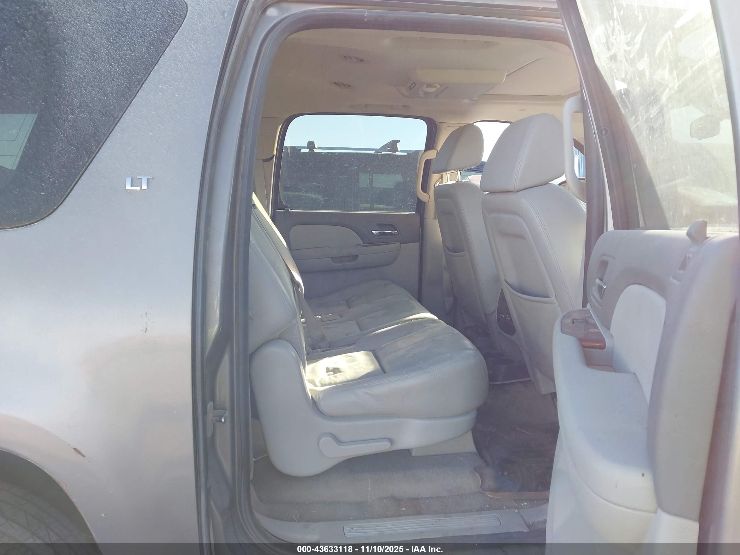CHEVROLET SUBURBAN image 8