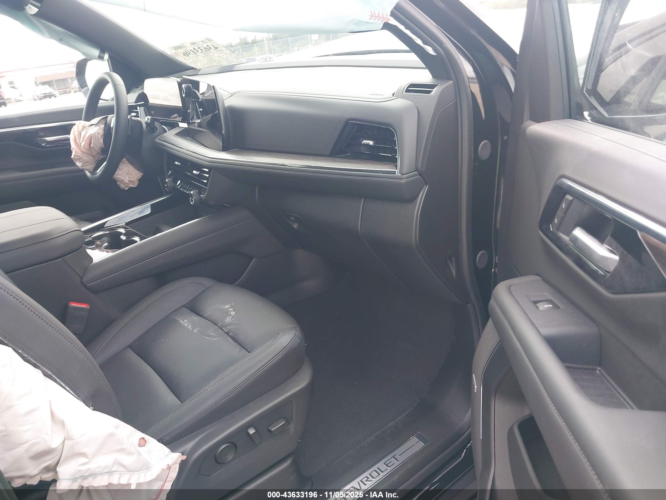 CHEVROLET SUBURBAN image 5