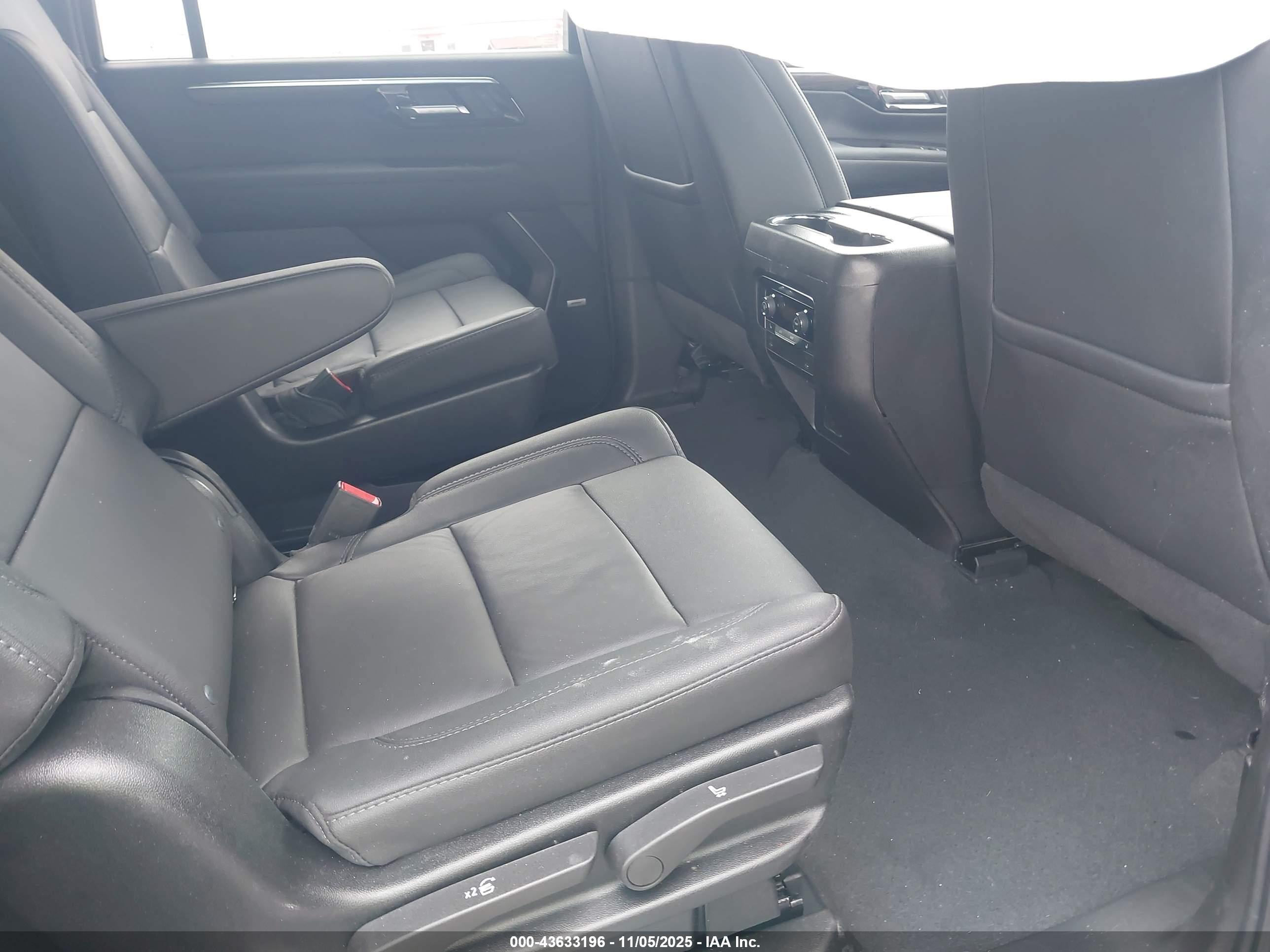 CHEVROLET SUBURBAN image 8