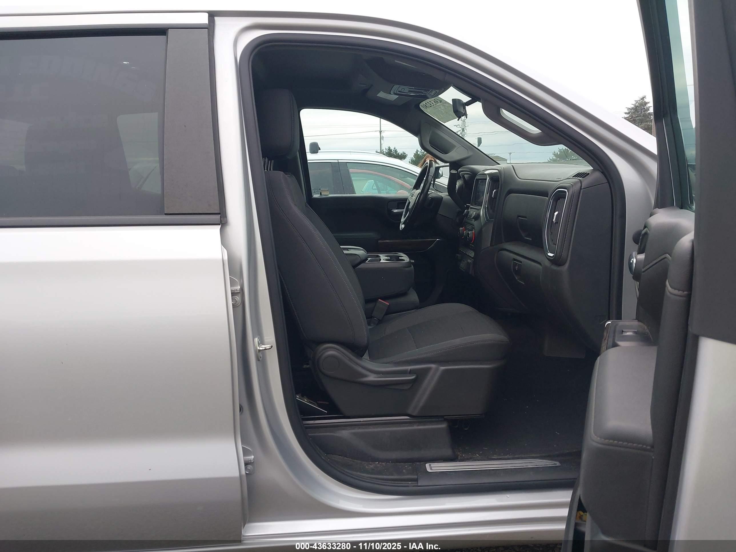 CHEVROLET SILVERADO image 5