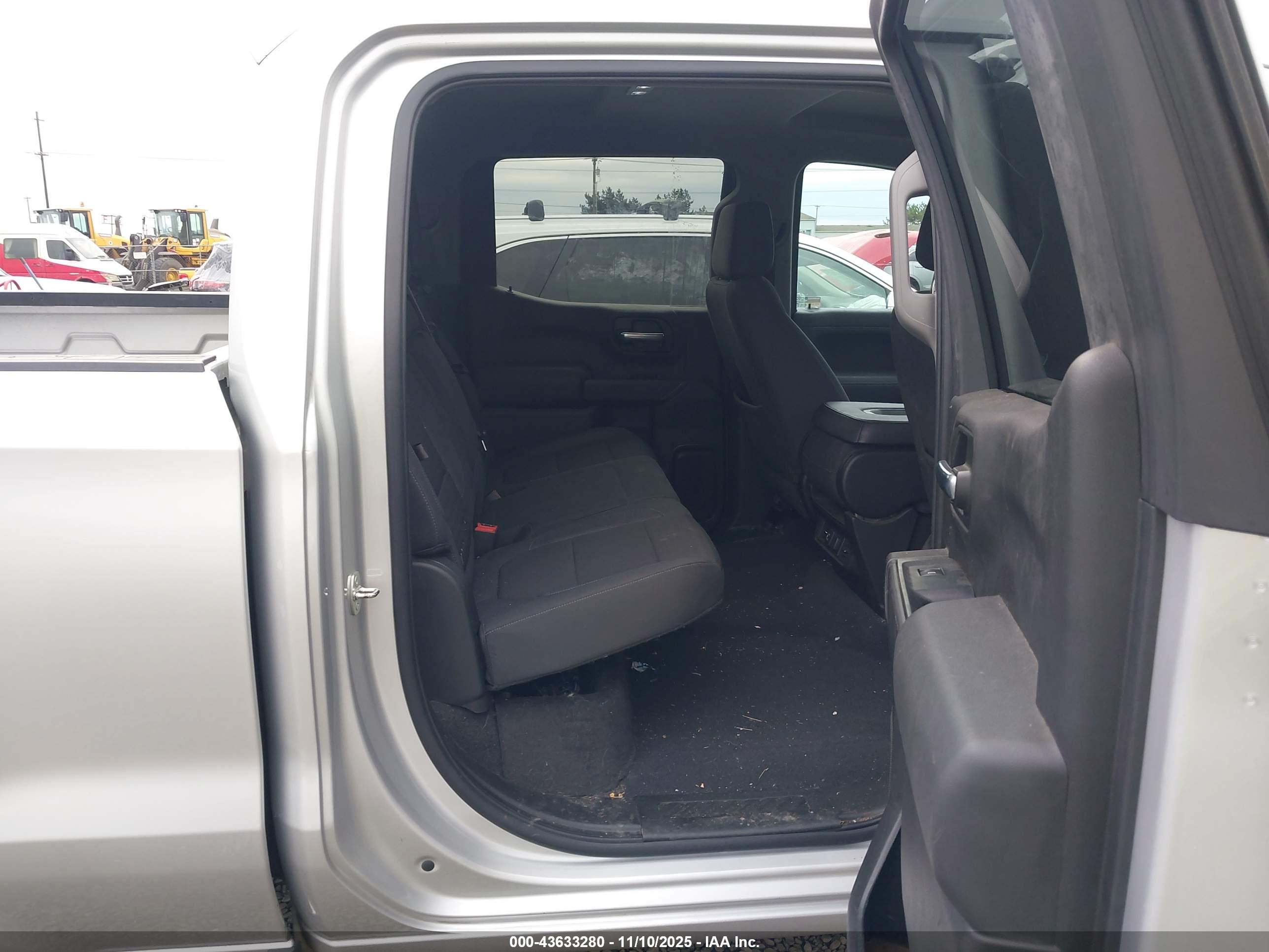 CHEVROLET SILVERADO image 8