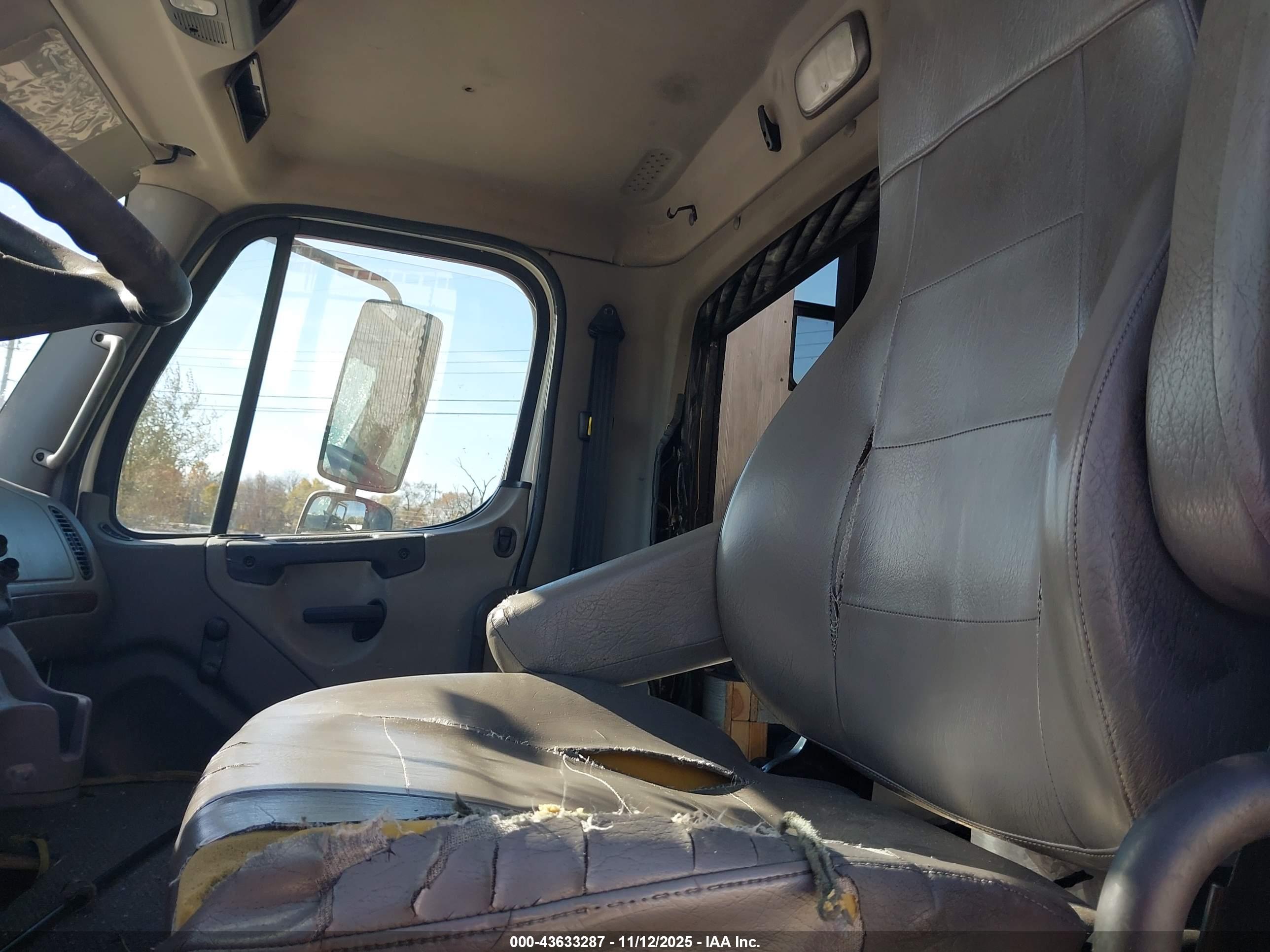 FREIGHTLINER M2 image 8