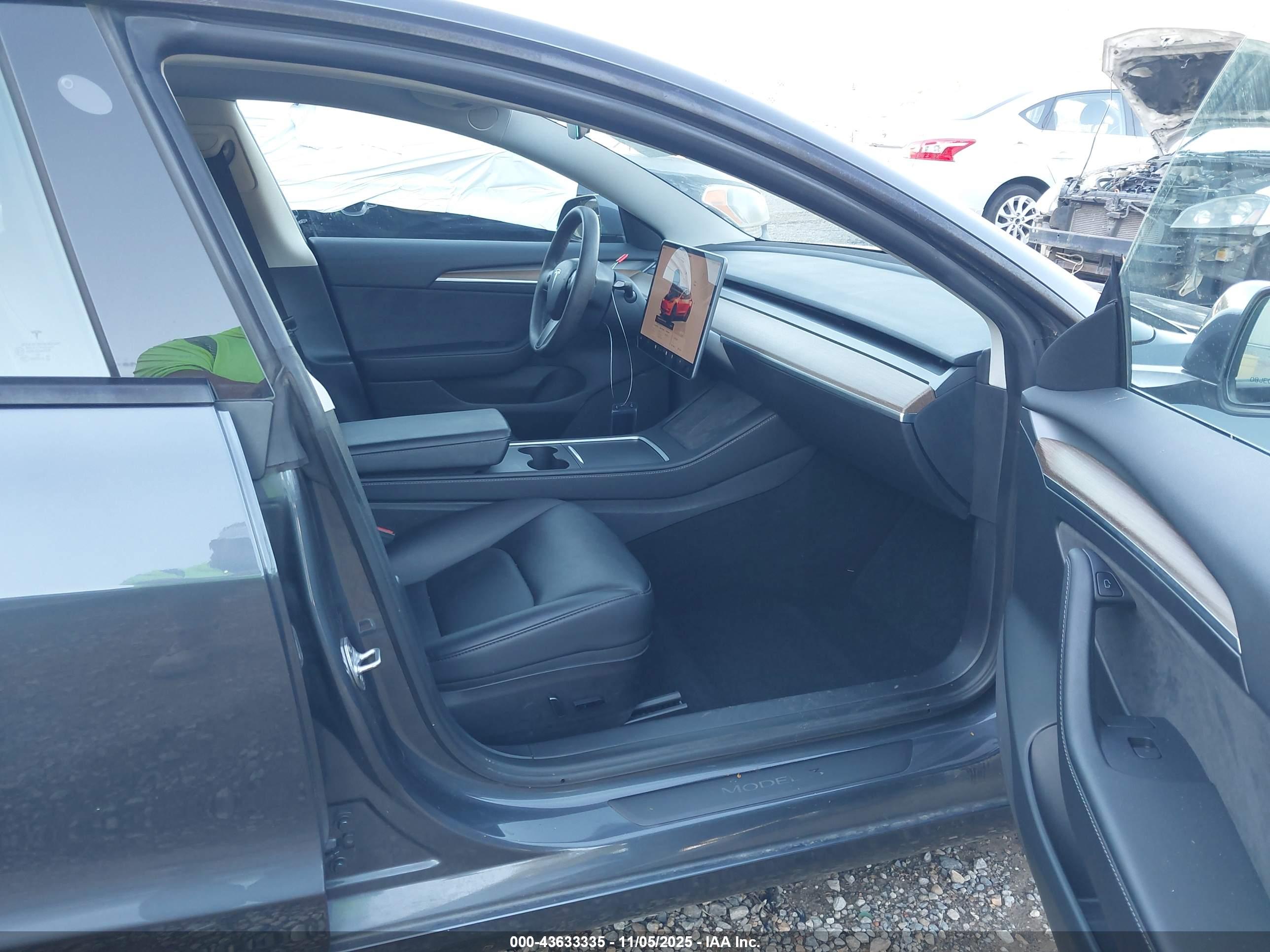 TESLA MODEL image 5
