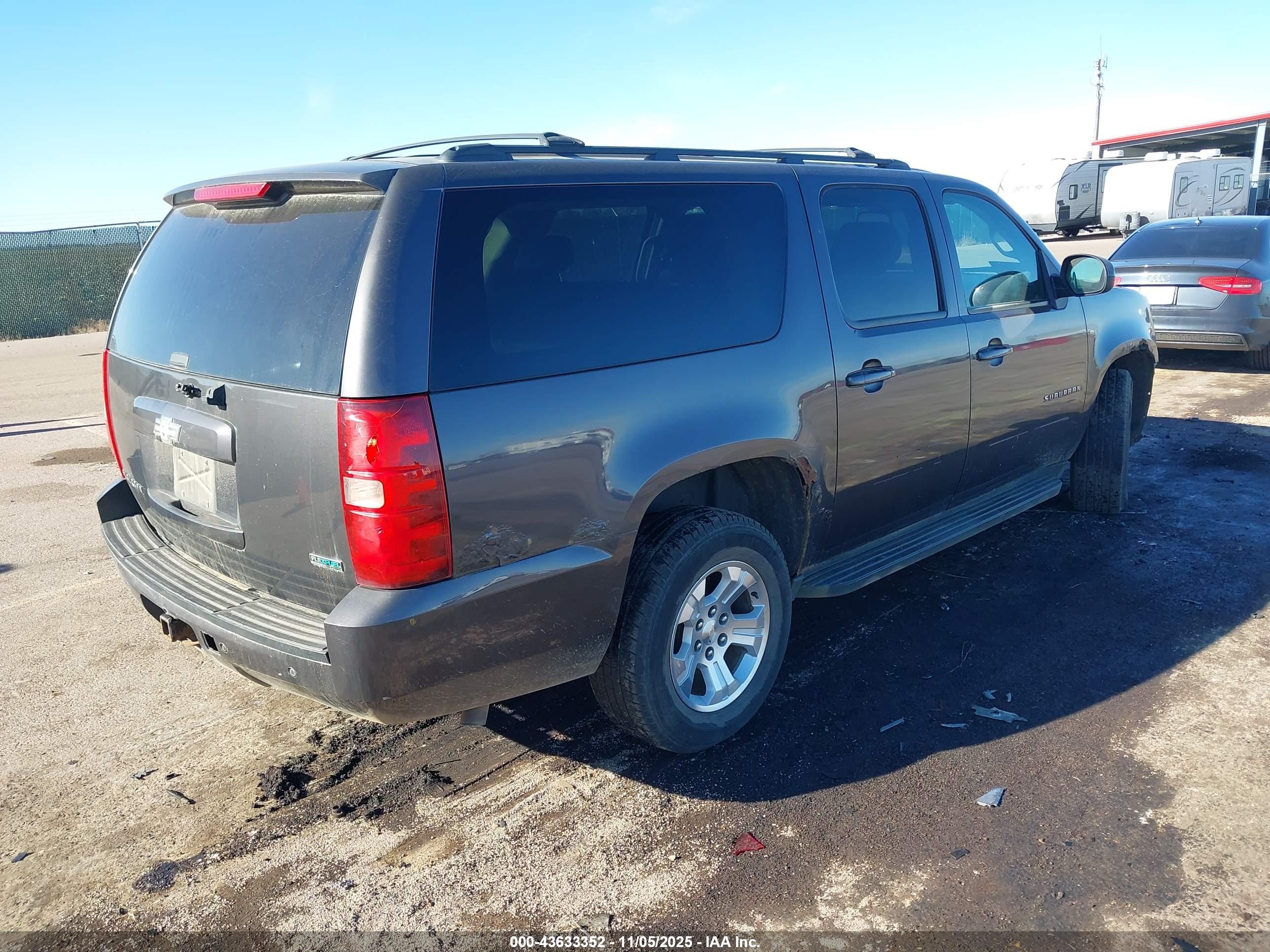 CHEVROLET SUBURBAN image 4