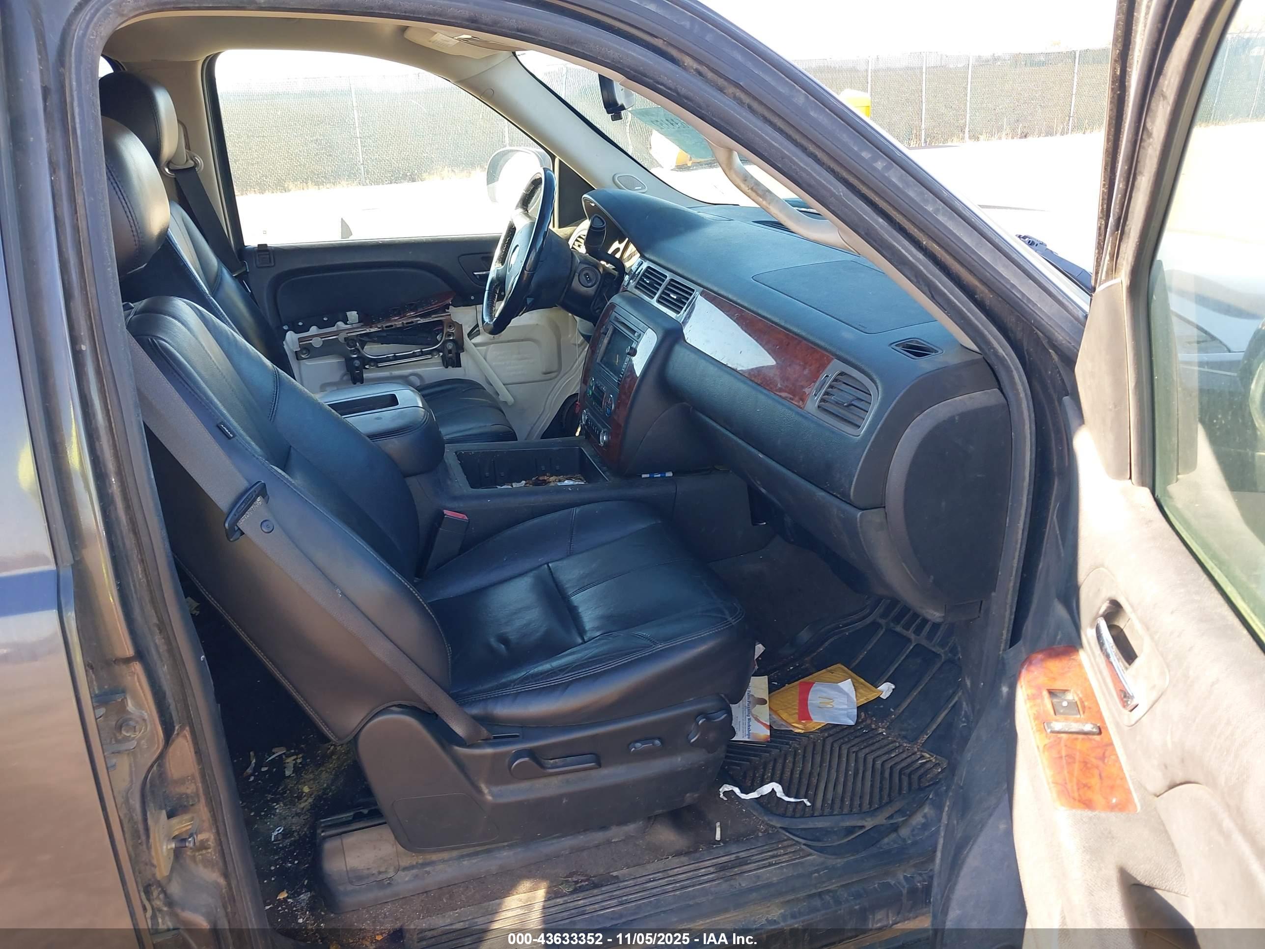 CHEVROLET SUBURBAN image 5