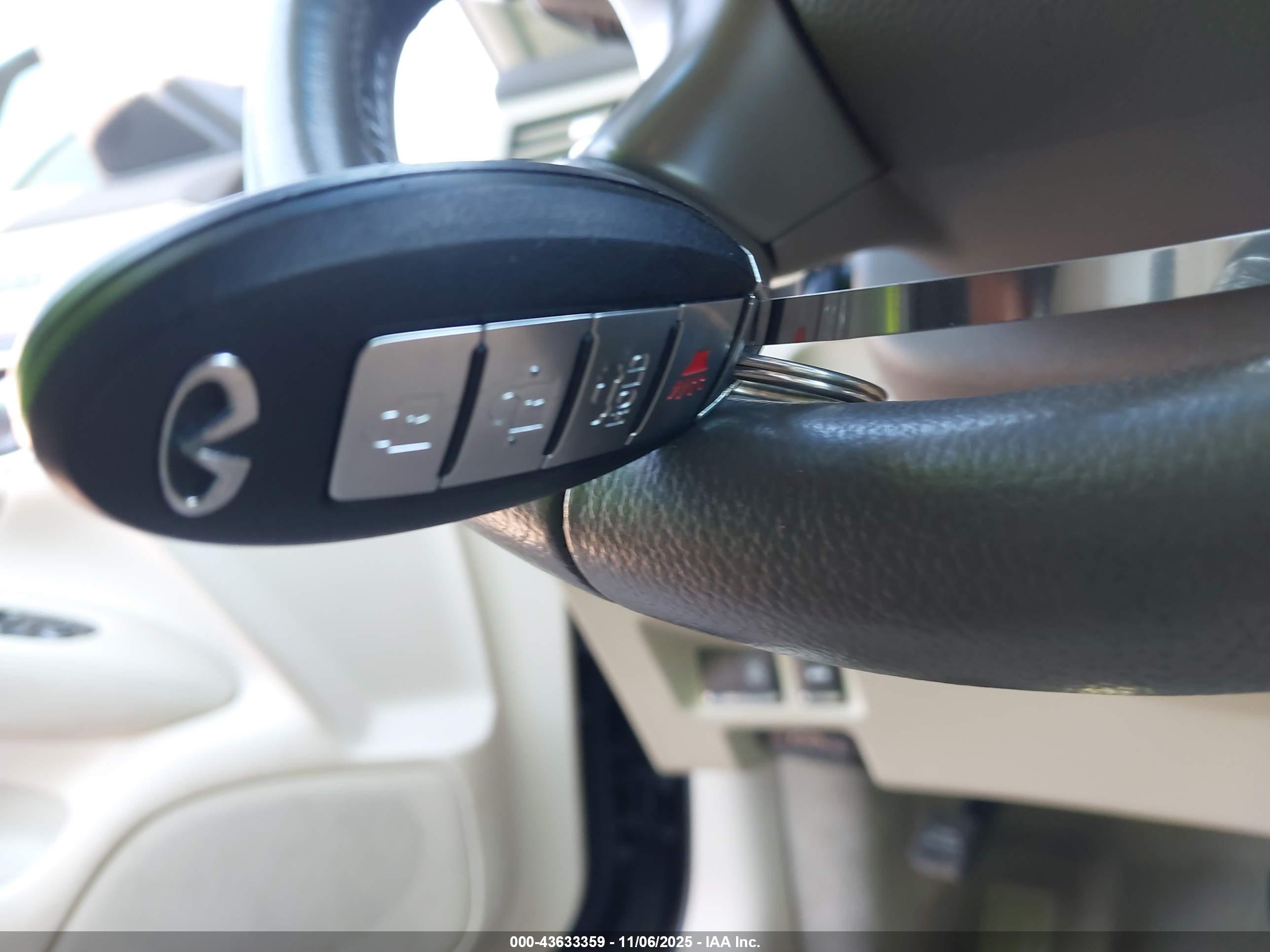 INFINITI Q70 image 11