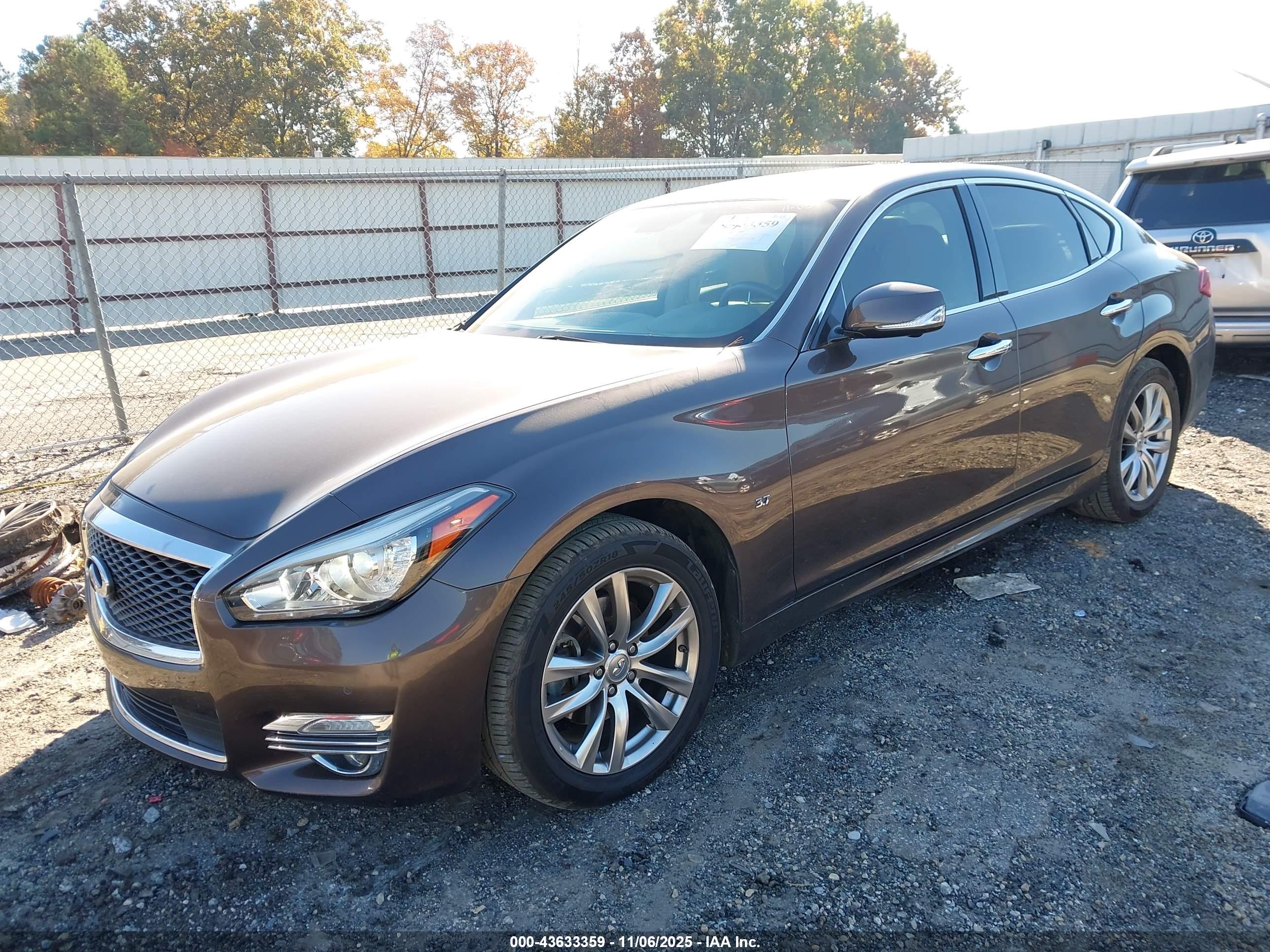 INFINITI Q70 image 2