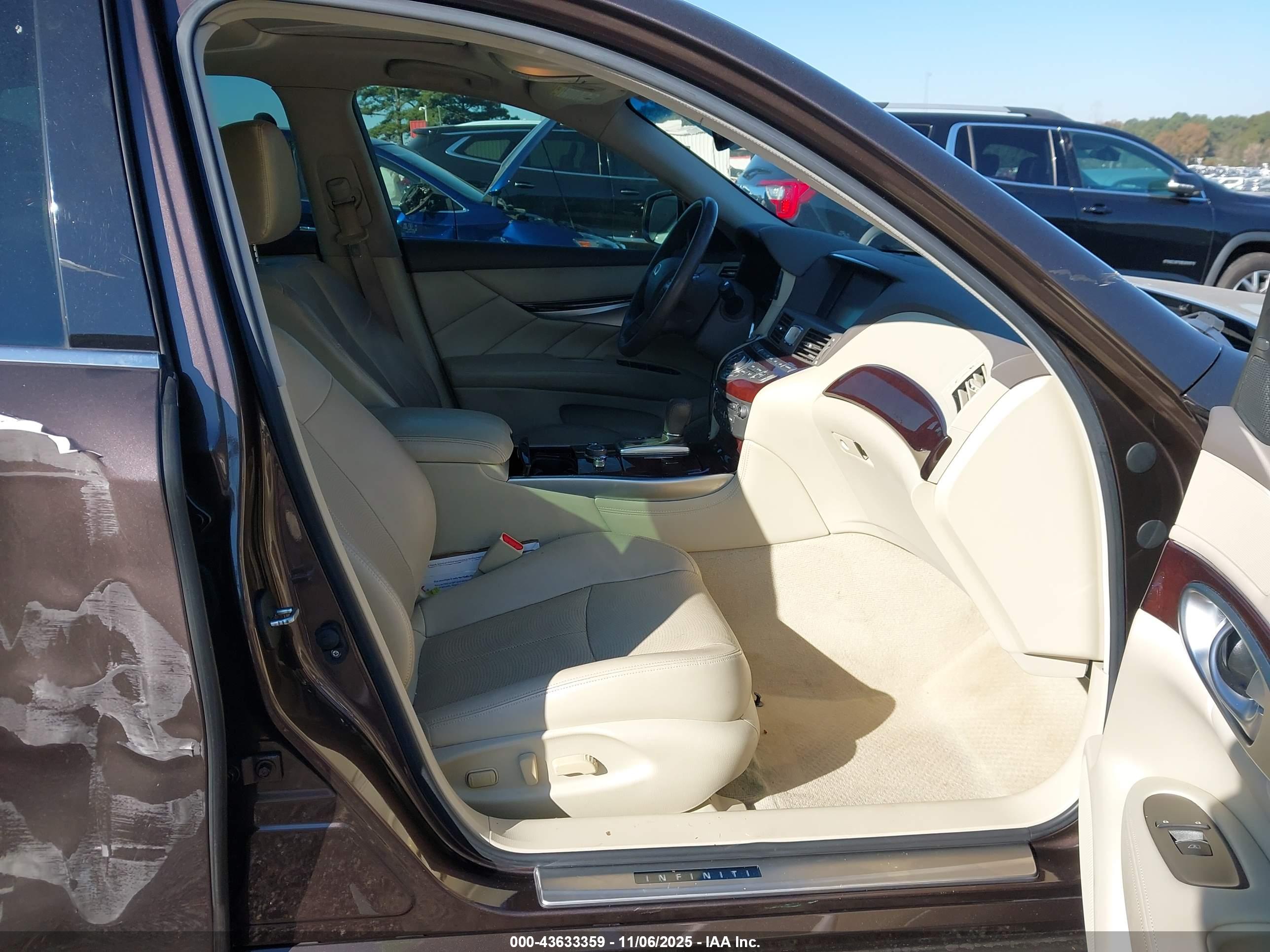 INFINITI Q70 image 5