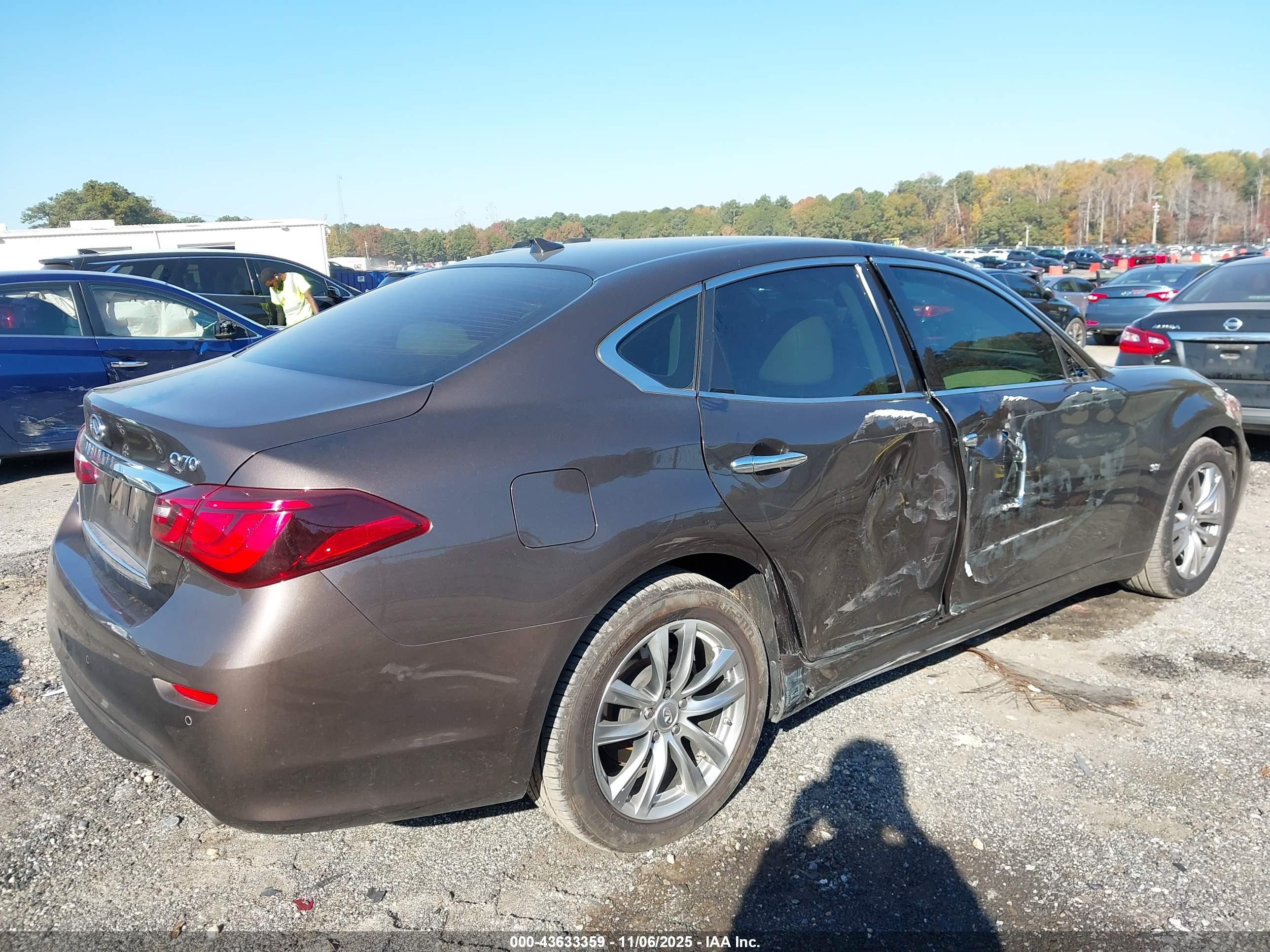 INFINITI Q70 image 6