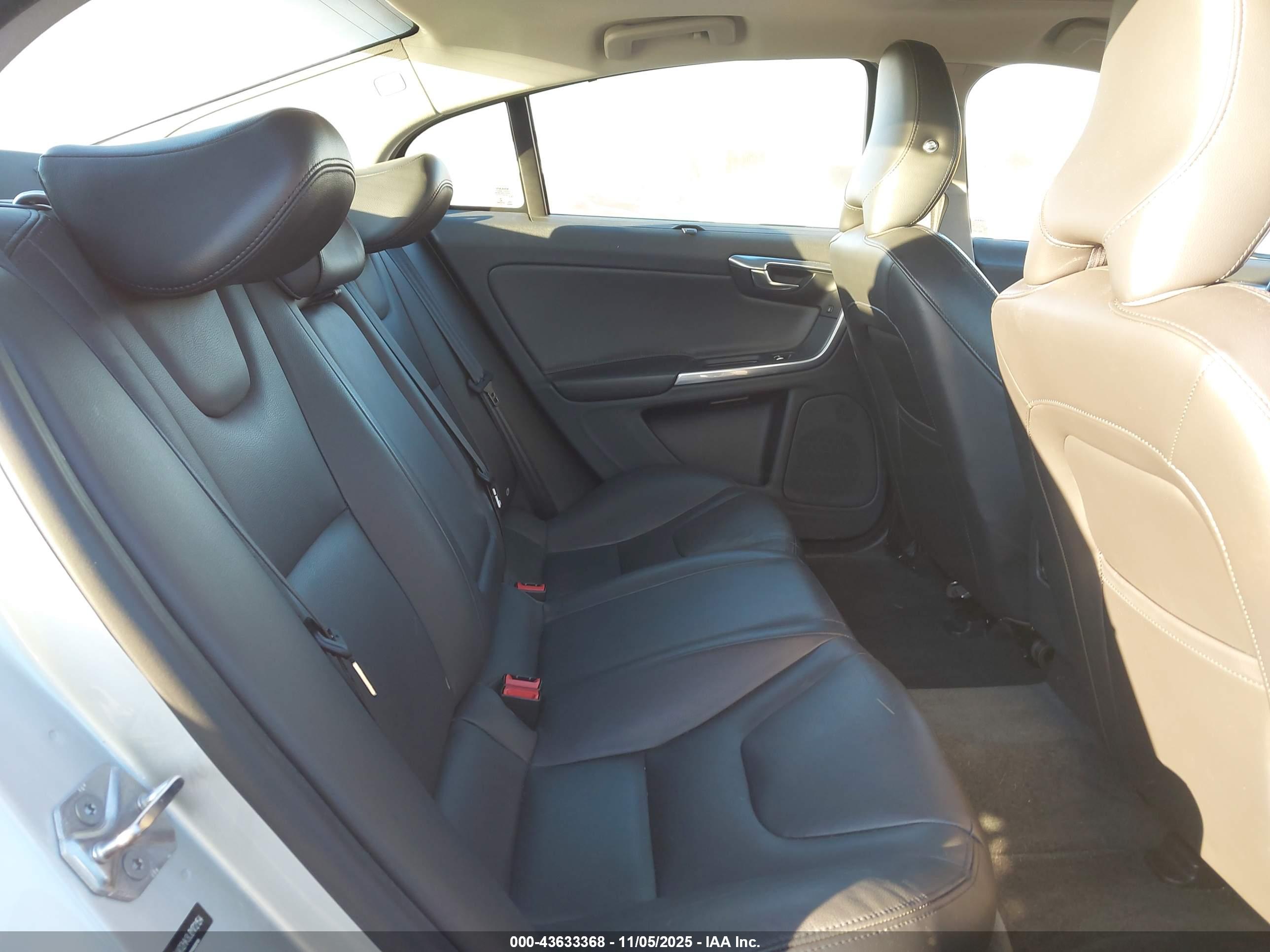 VOLVO S60 image 8