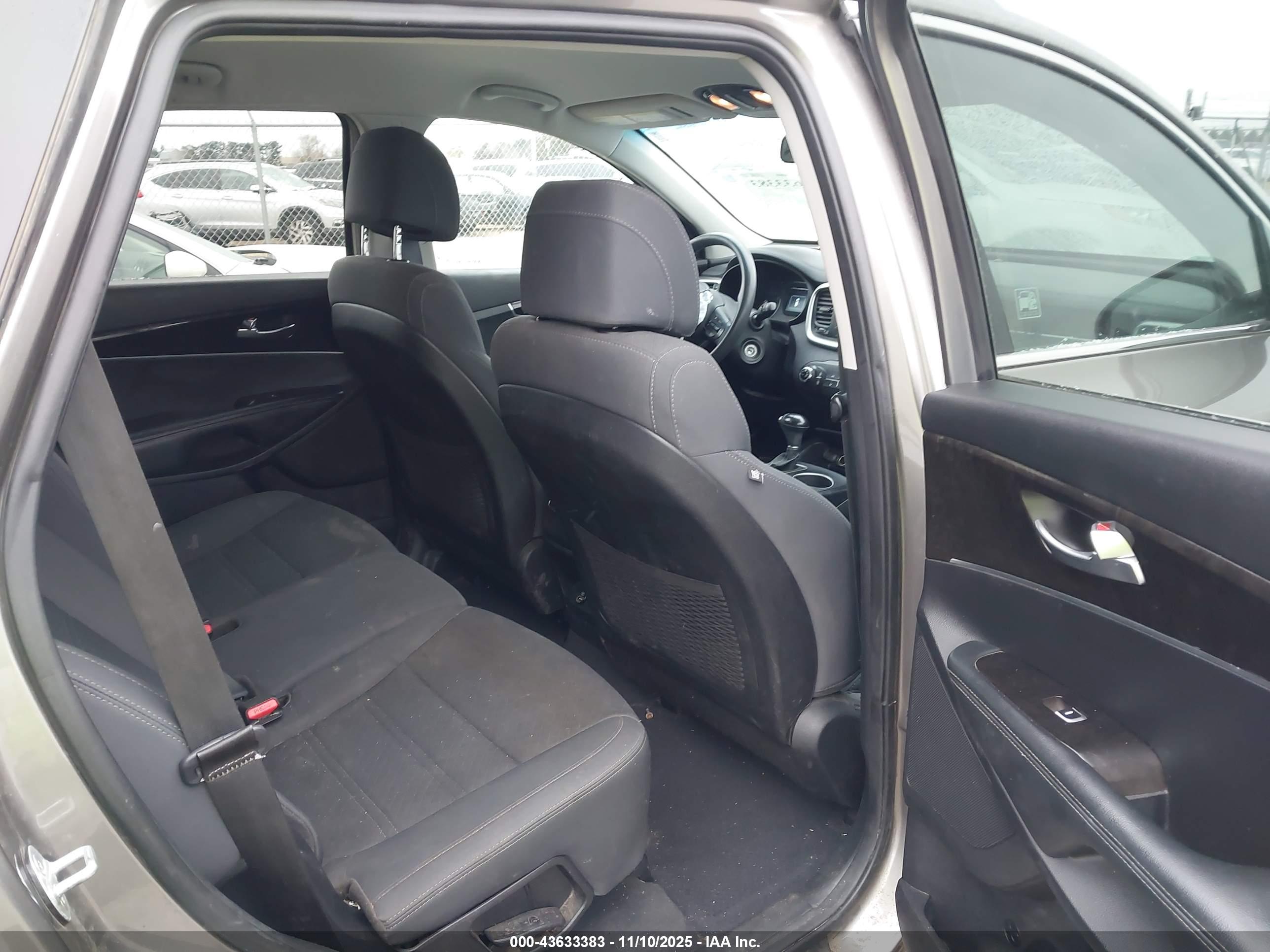 KIA SORENTO image 8